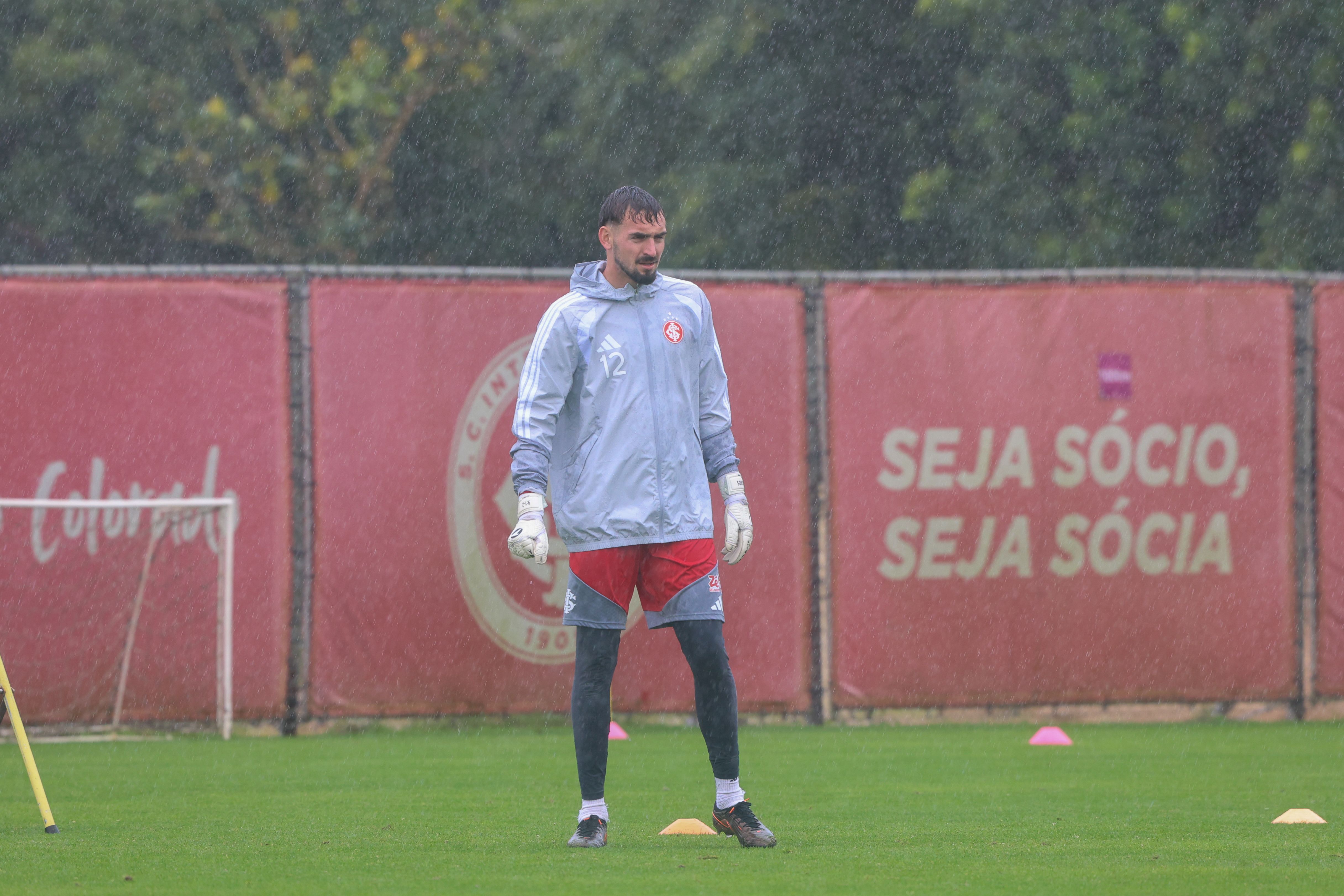 Inter treina sob chuva e frio na intertemporada