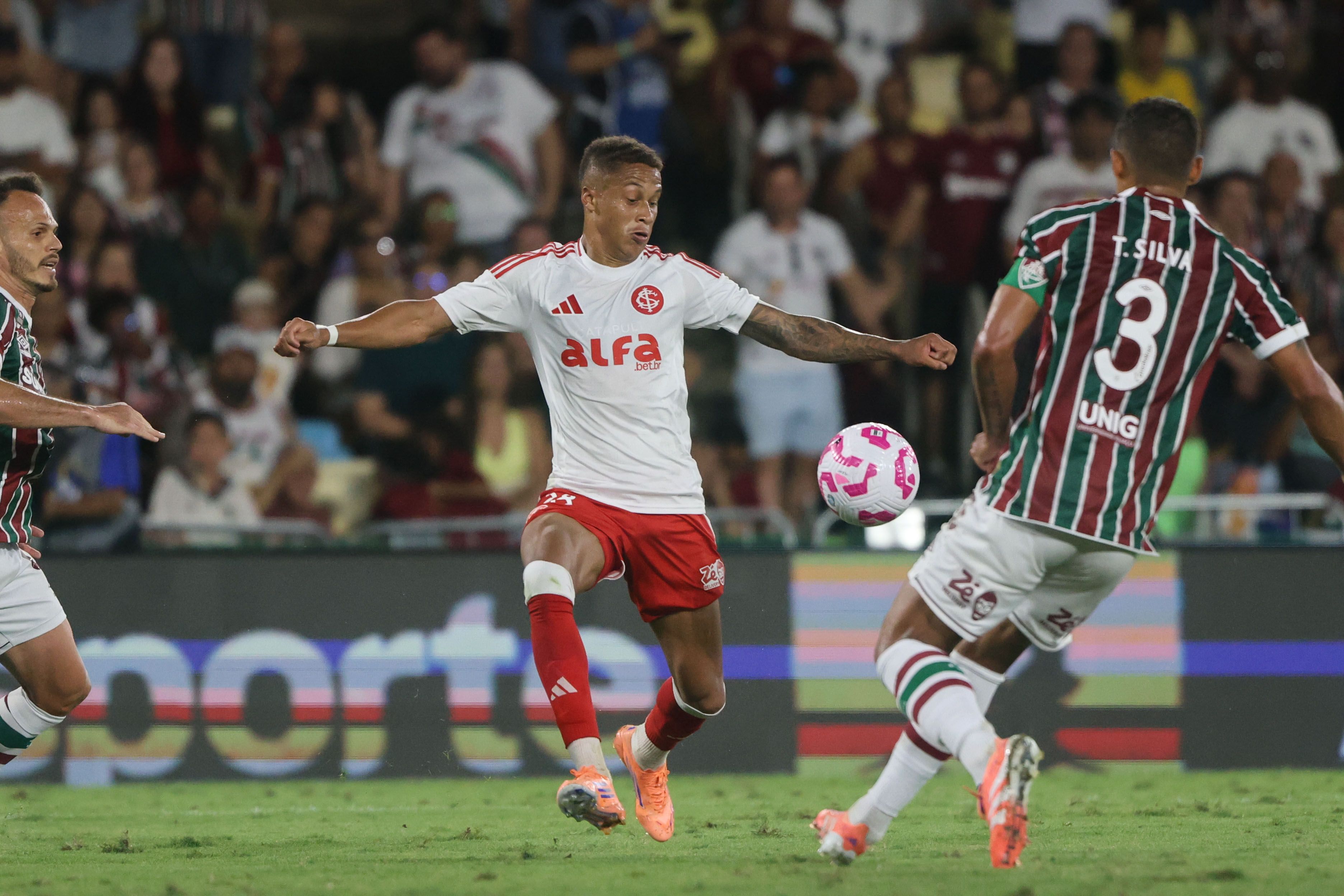 Inter é superado pelo Fluminense no Maracanã