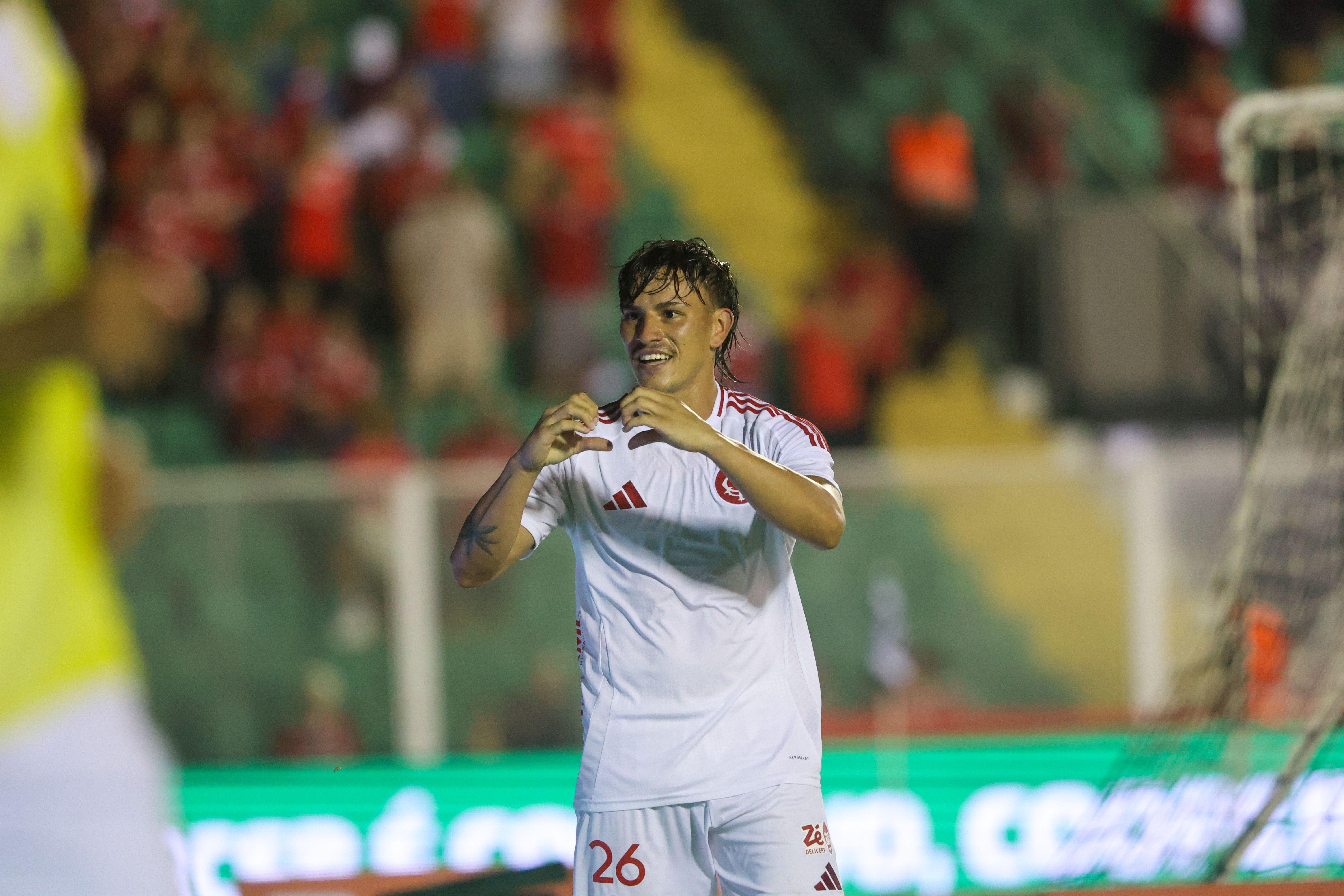 Inter vira, vence e abre duelo com o Athletic-MG em vantagem