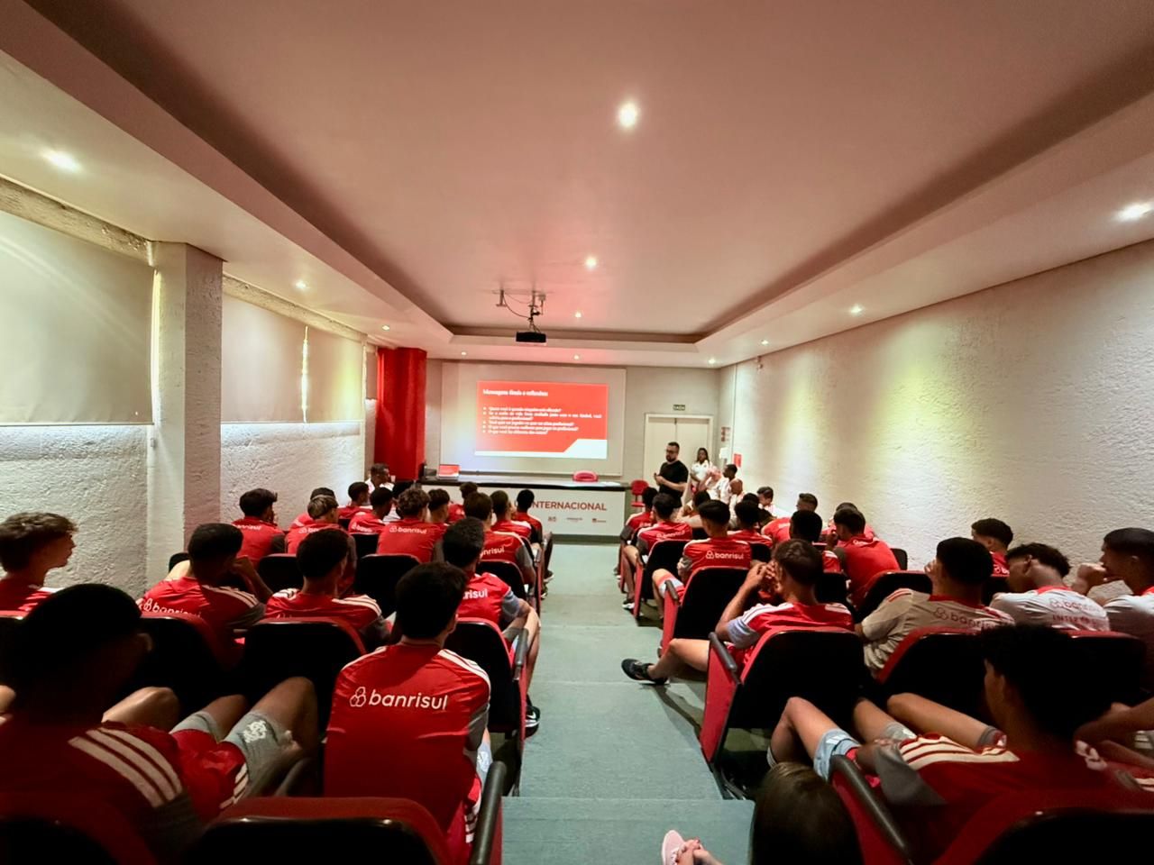 Celeiro de Ases promove palestra educativa para a Sub-17 no CT Alvorada