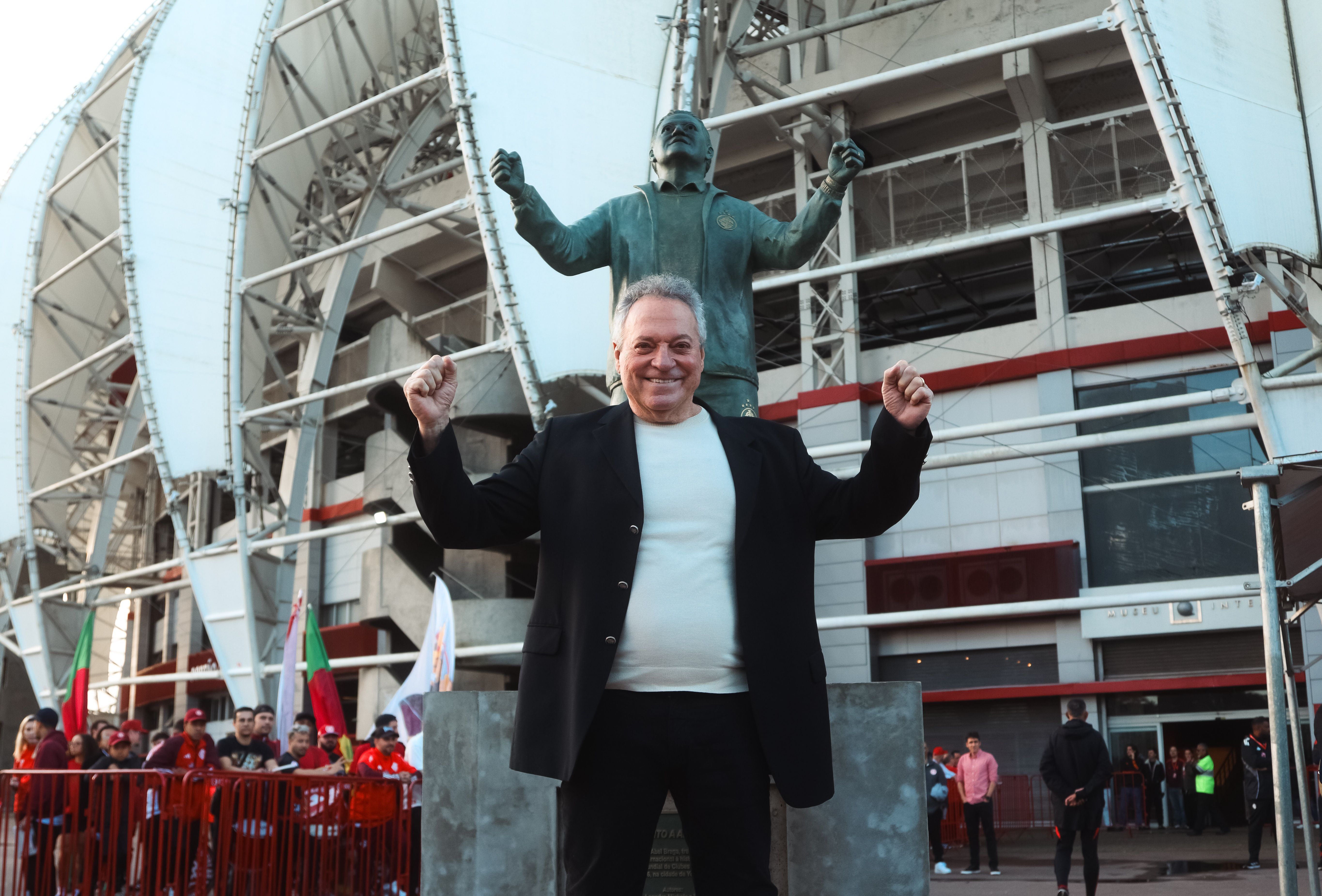 Estátua em homenagem a Abel Braga é inaugurada no pátio do Beira-Rio