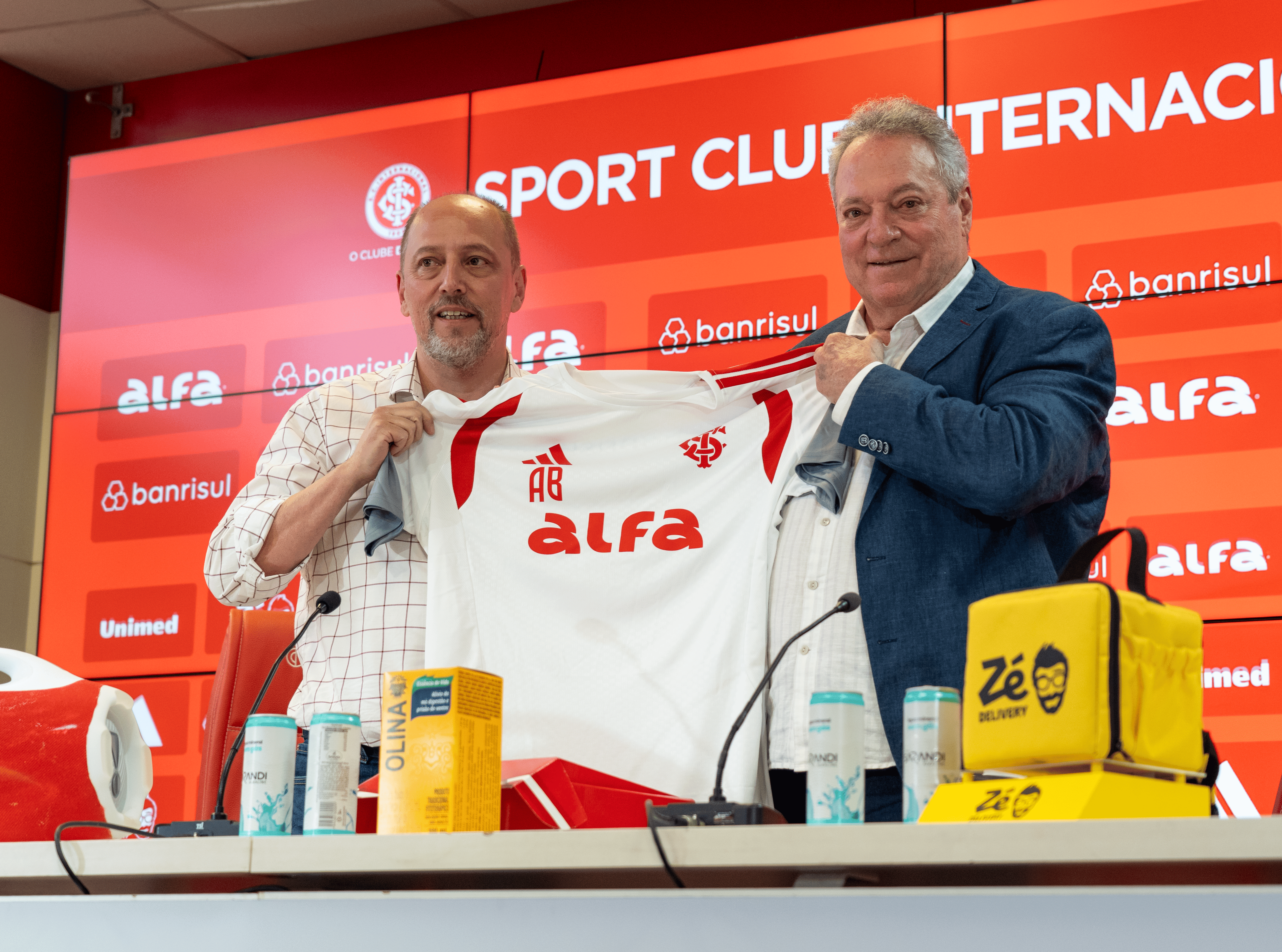 Abel Braga é apresentado como diretor técnico no Beira-Rio
