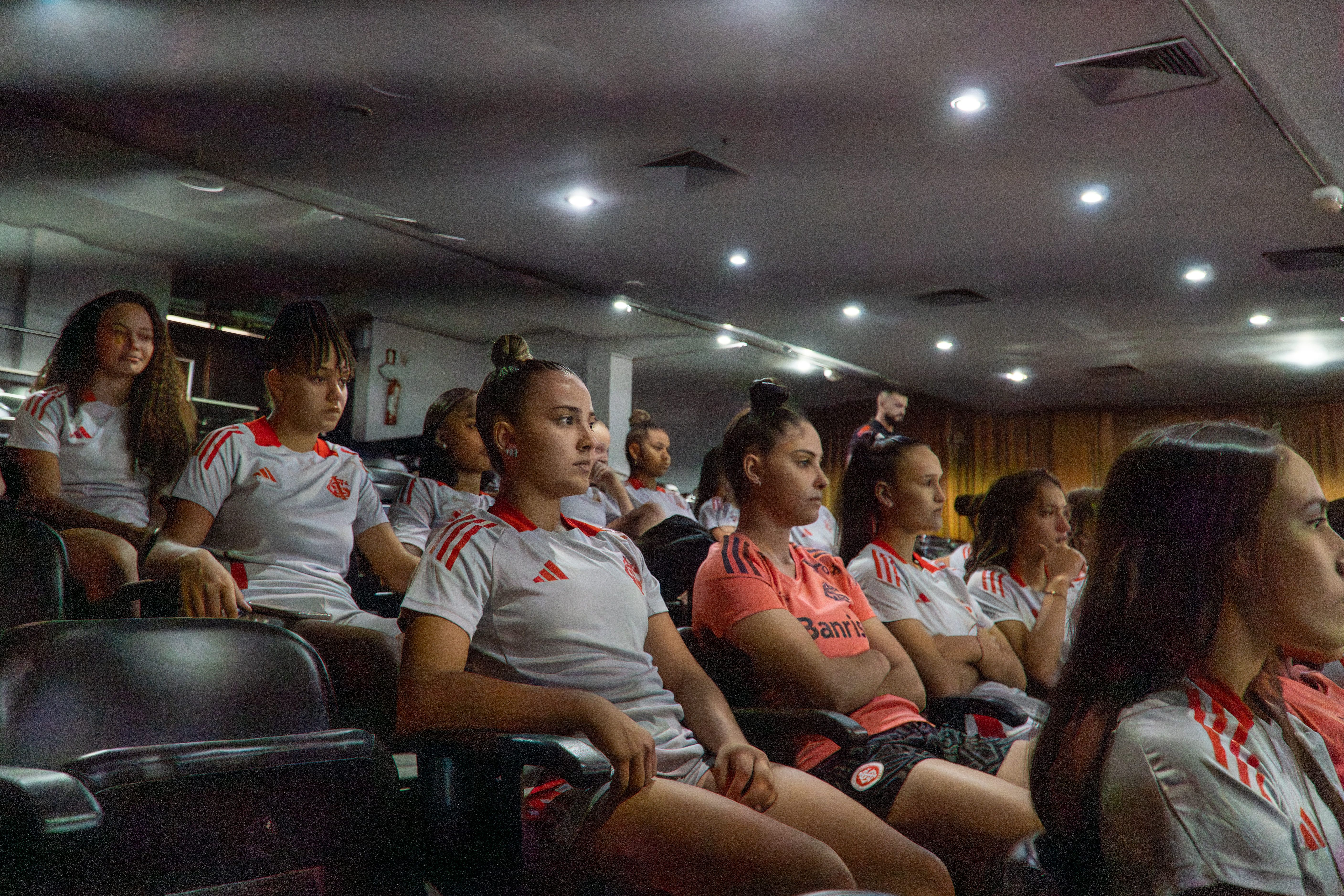 Categorias de base das Gurias Coloradas se reapresentaram nesta terça-feira