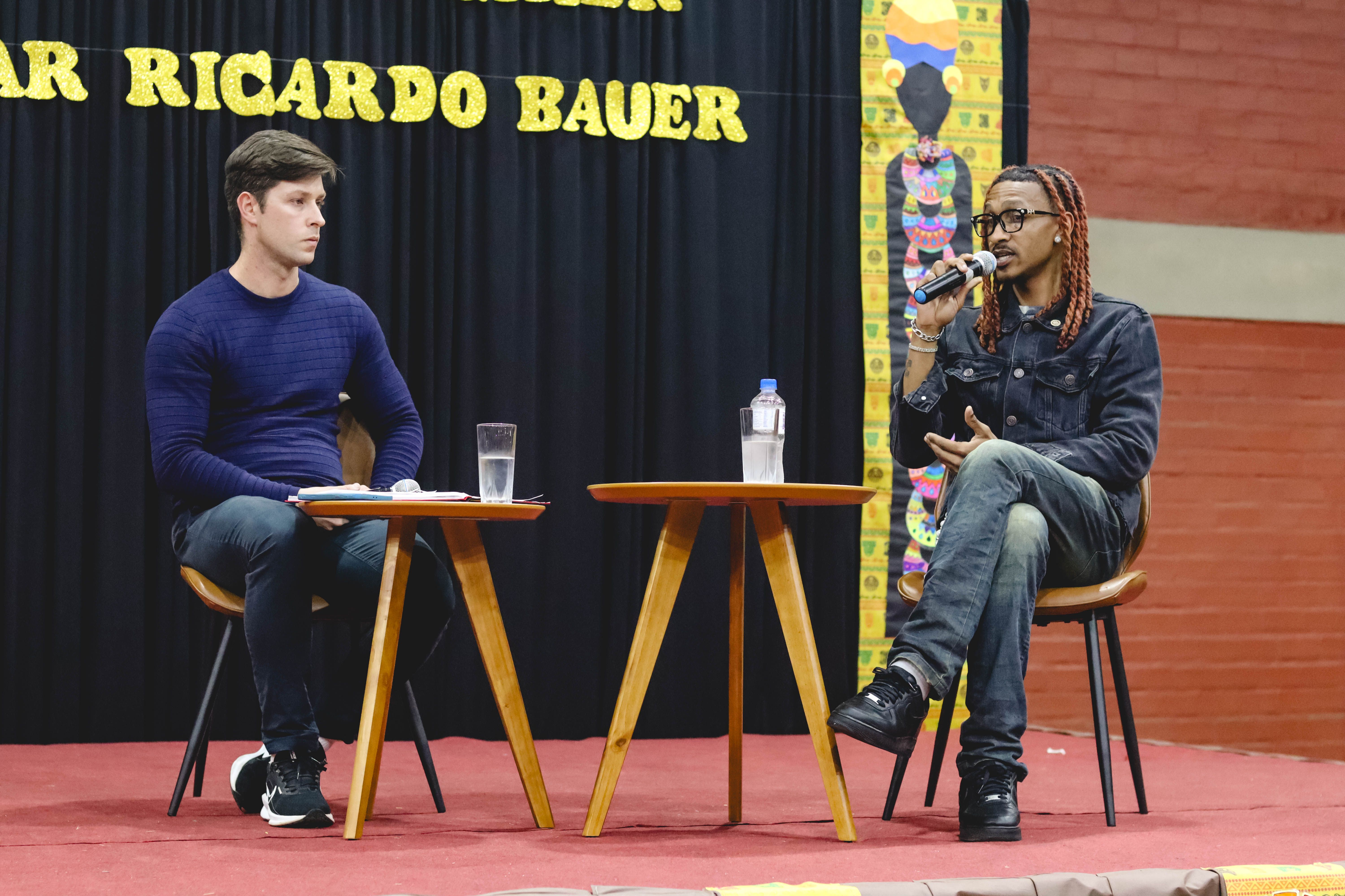 Museu do Inter leva história colorada e reflexão antirracista à Feira do Livro de Brochier
