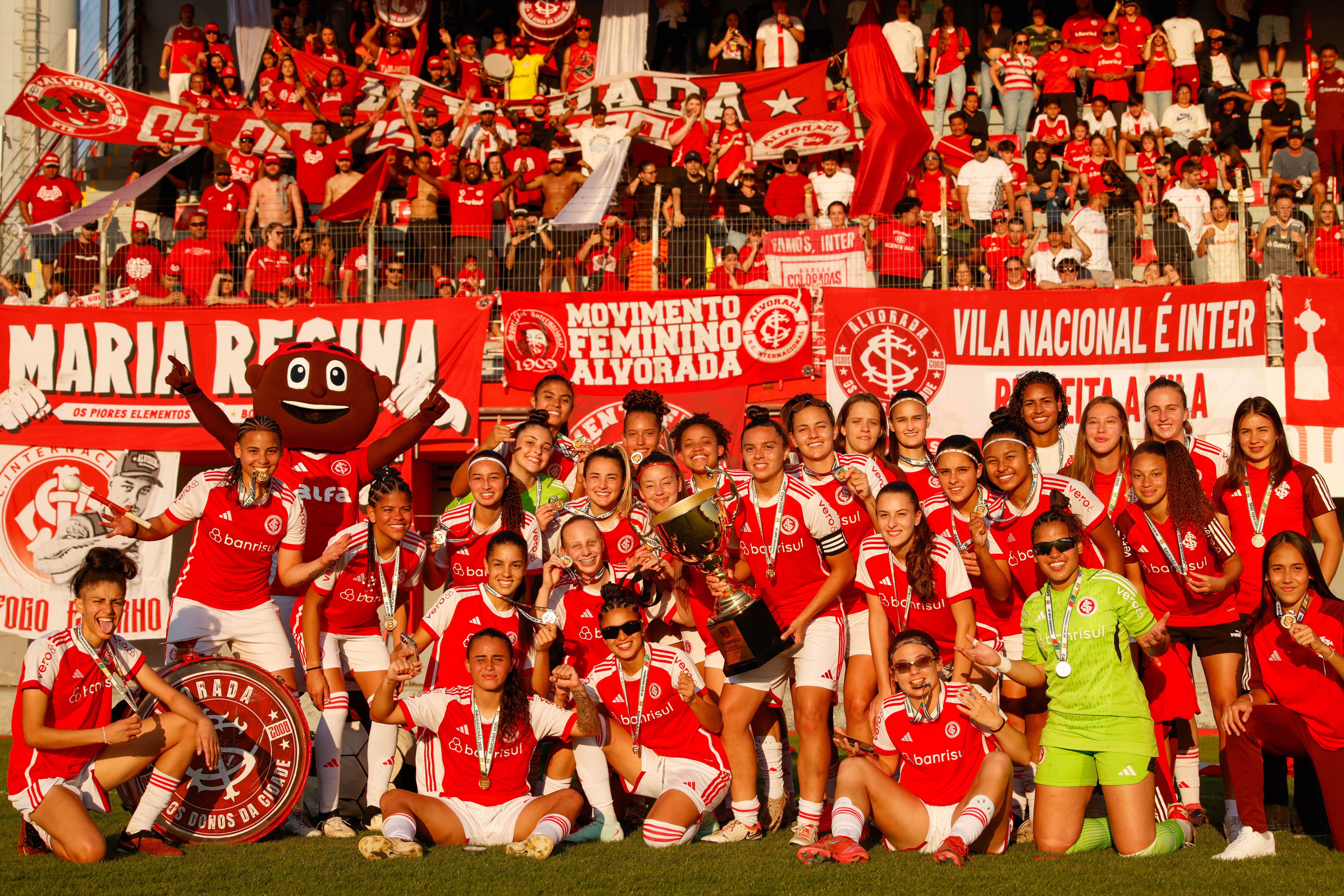 Gurias Coloradas encerram temporada da base com títulos, convocações e integração ao profissional