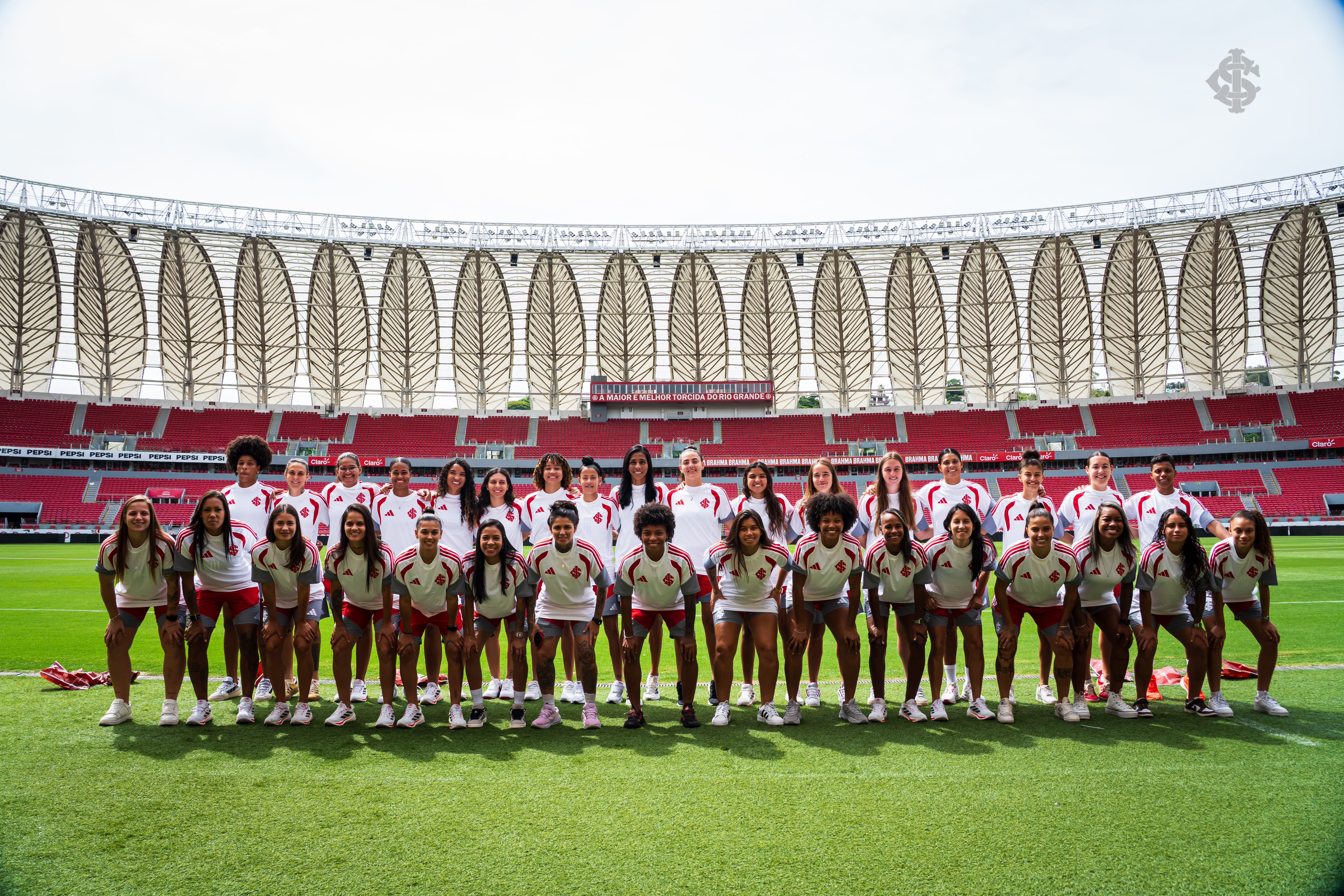 Gurias Coloradas visitam o Beira-Rio e o Museu do Inter