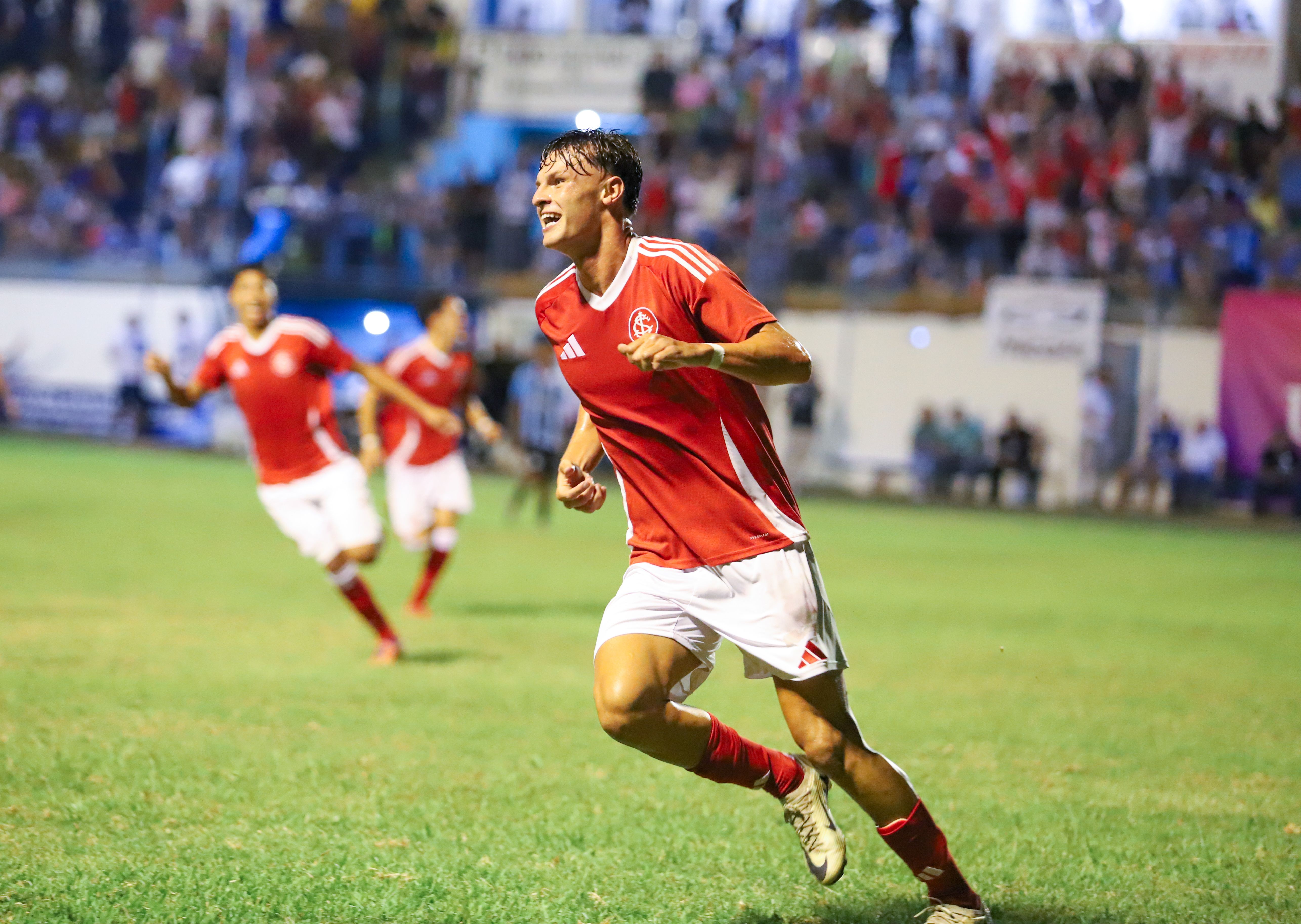Inter goleia o Grêmio e está na final da Copa Santiago
