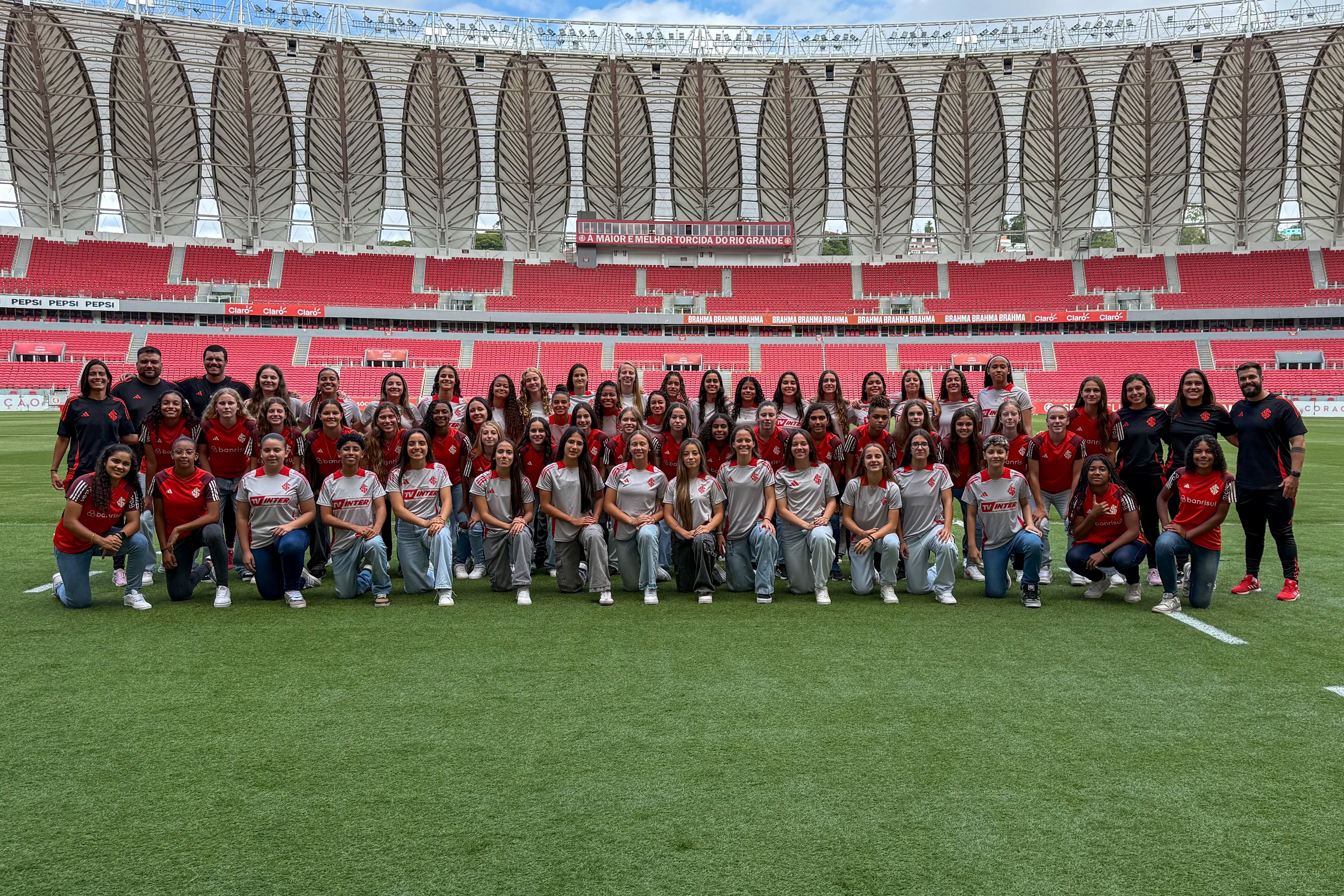 Categorias de base das Gurias Coloradas visitam o Museu do Inter e o Beira-Rio para conhecer a história do Clube do Povo
