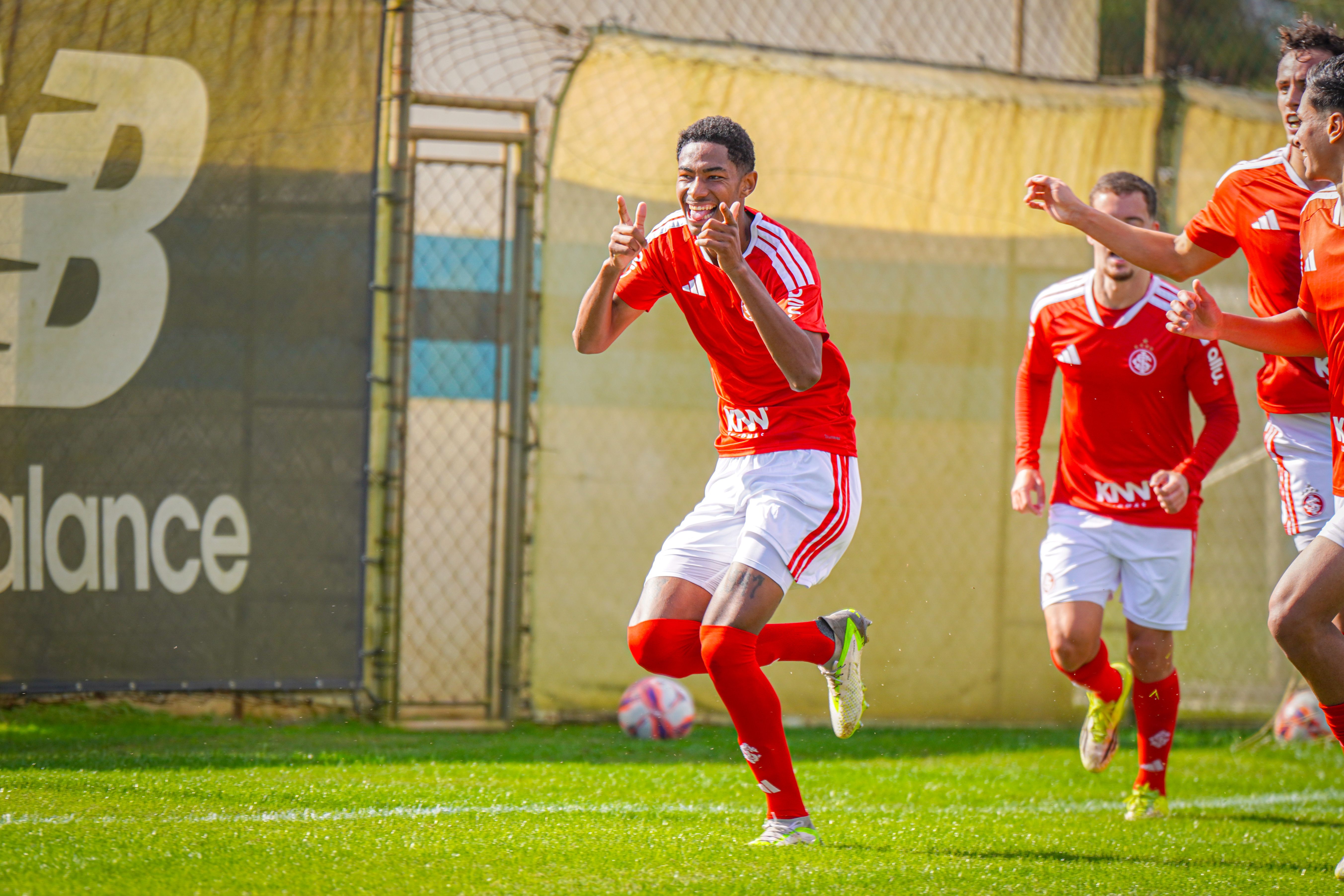 Celeiro vence clássico Gre-Nal e sai em vantagem na semifinal do Gauchão Sub-20