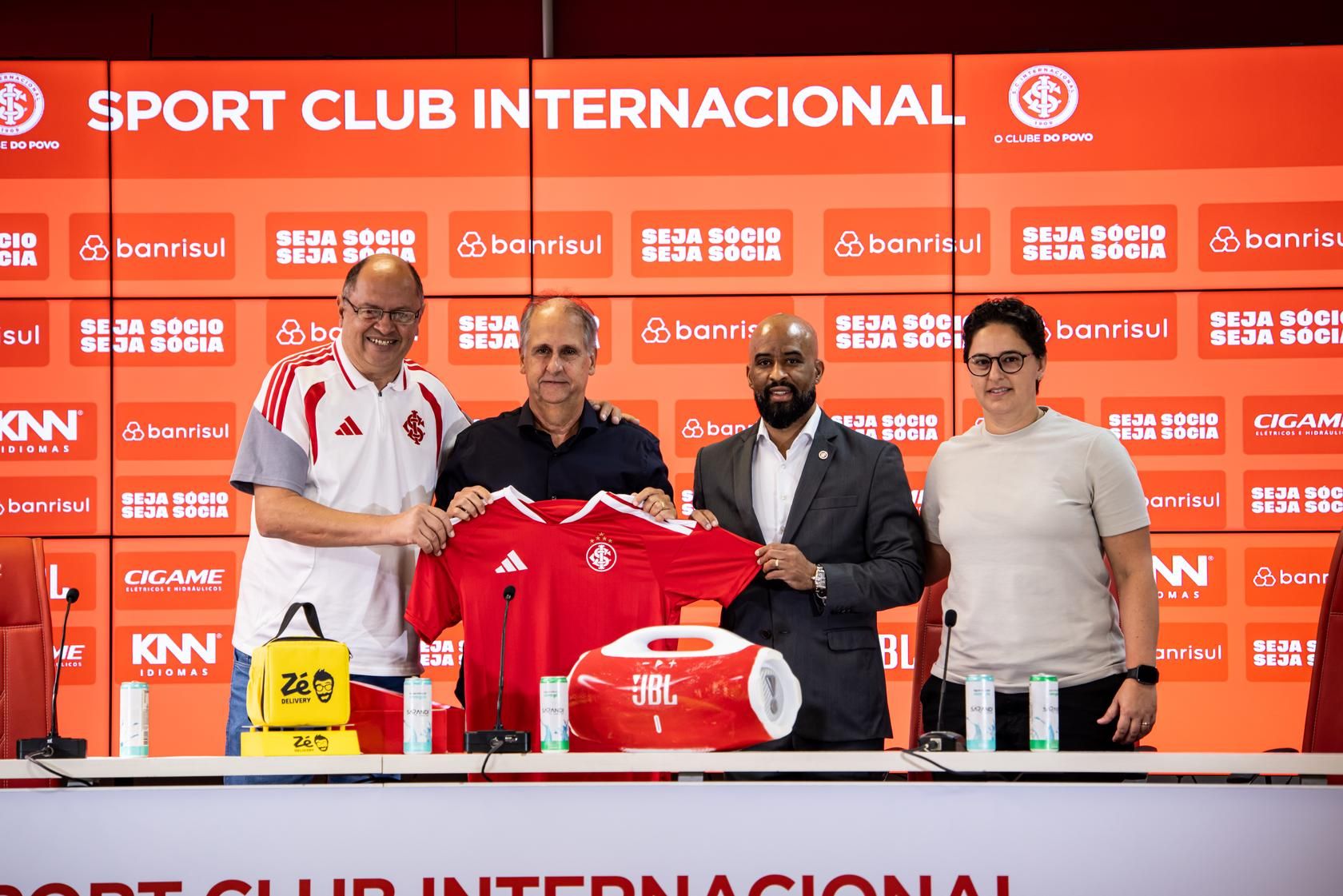 Carlos Noval é apresentado oficialmente no Internacional