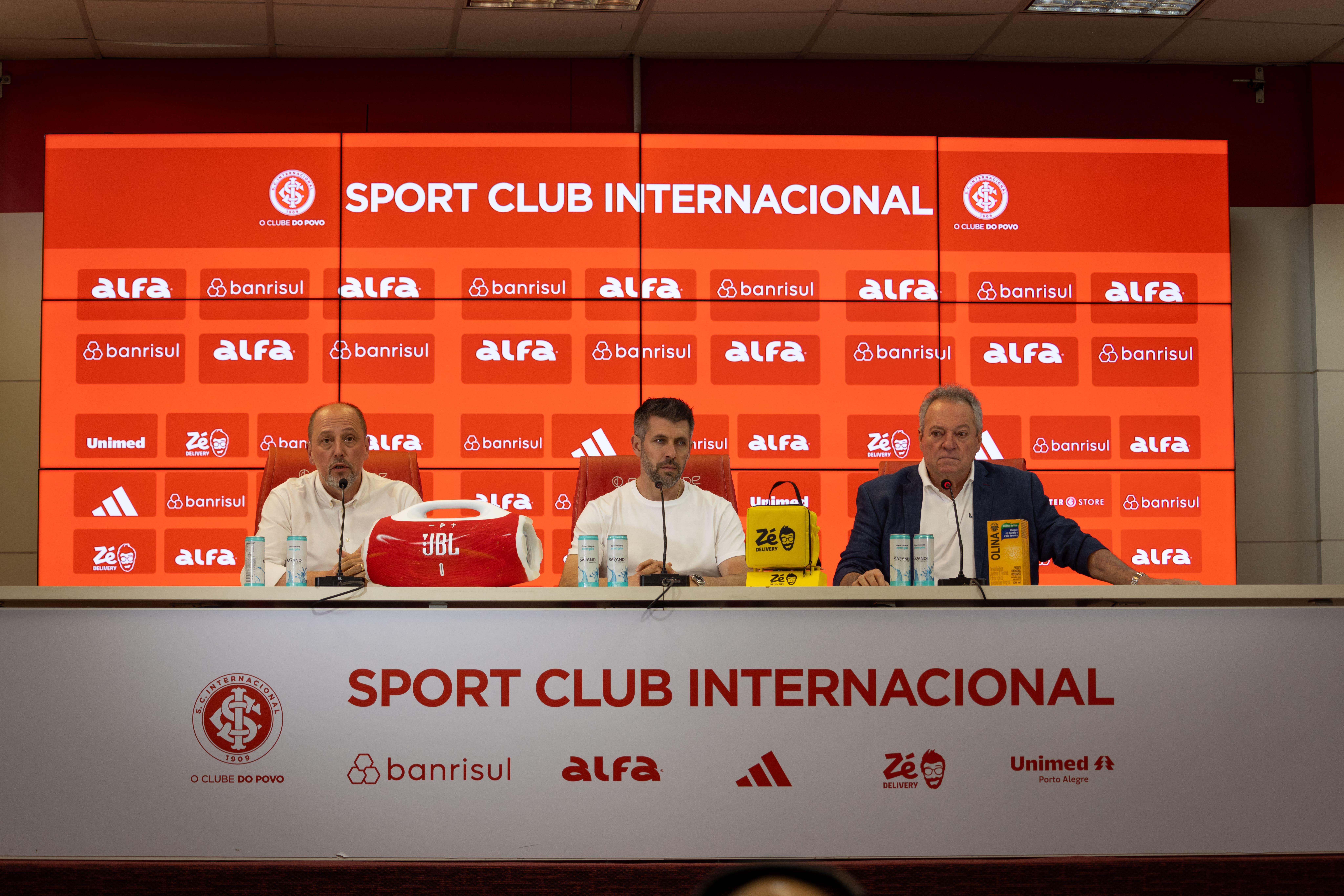 Paulo Pezzolano é apresentado no Beira-Rio