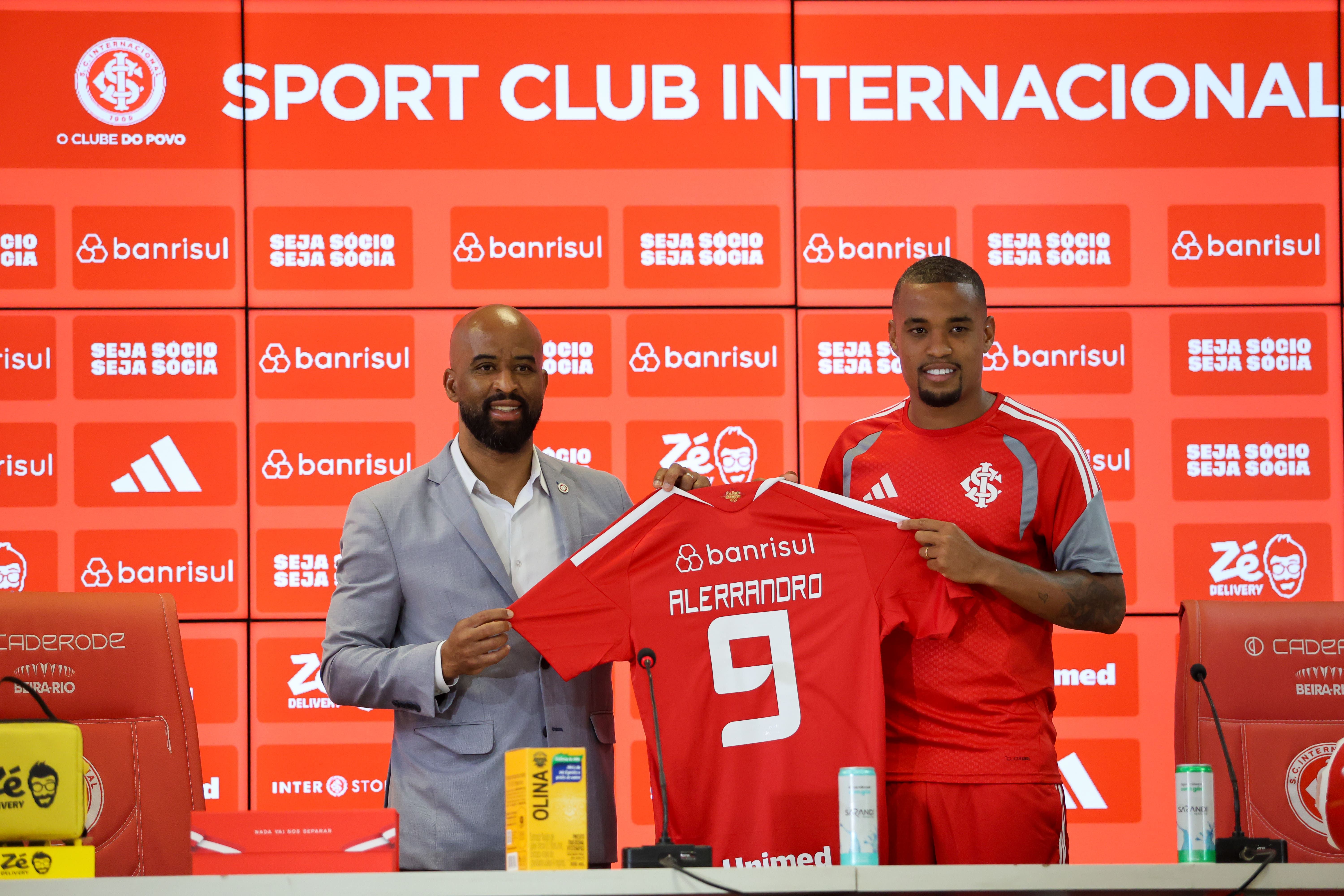 Alerrandro é apresentado e recebe a camisa 9