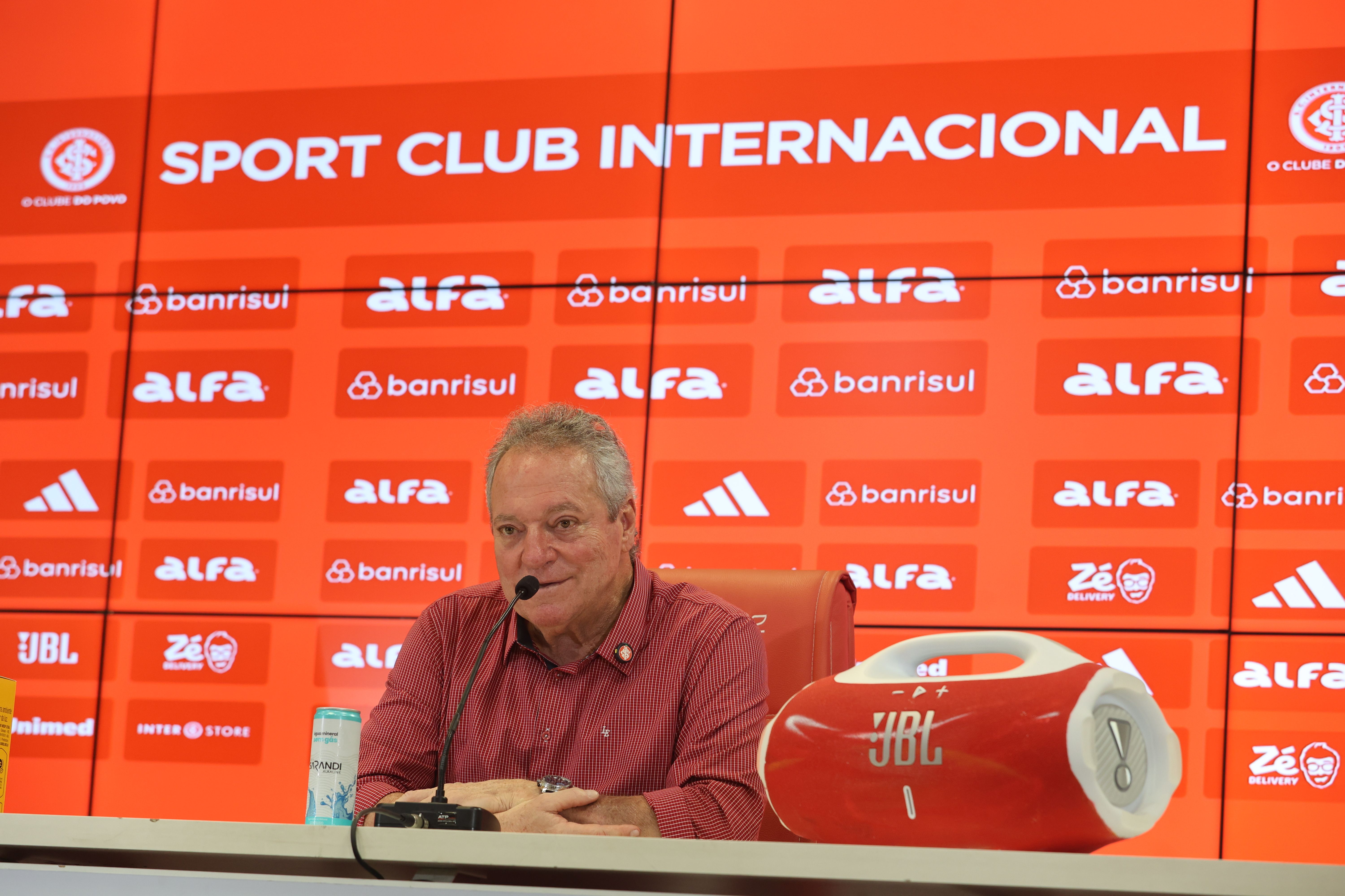 "Estou com muita convicção de que o Inter vai ser forte", declara Abel Braga em entrevista coletiva de apresentação