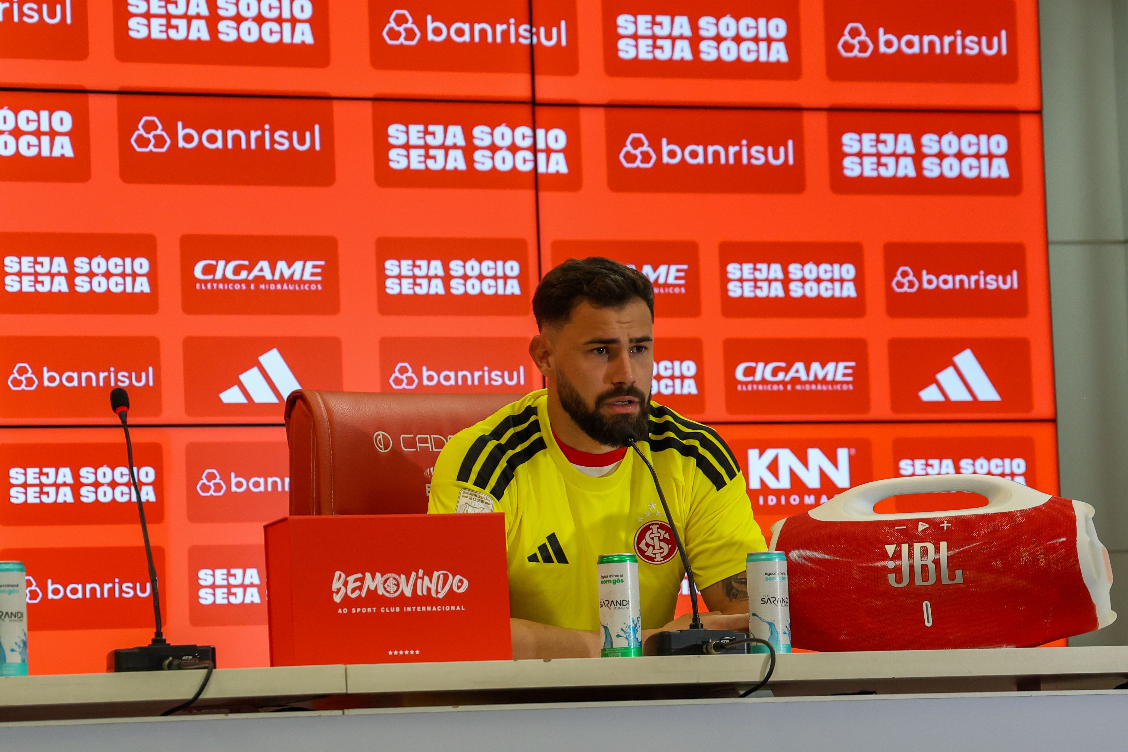 Matheus Cunha é oficialmente apresentado pelo Clube do Povo