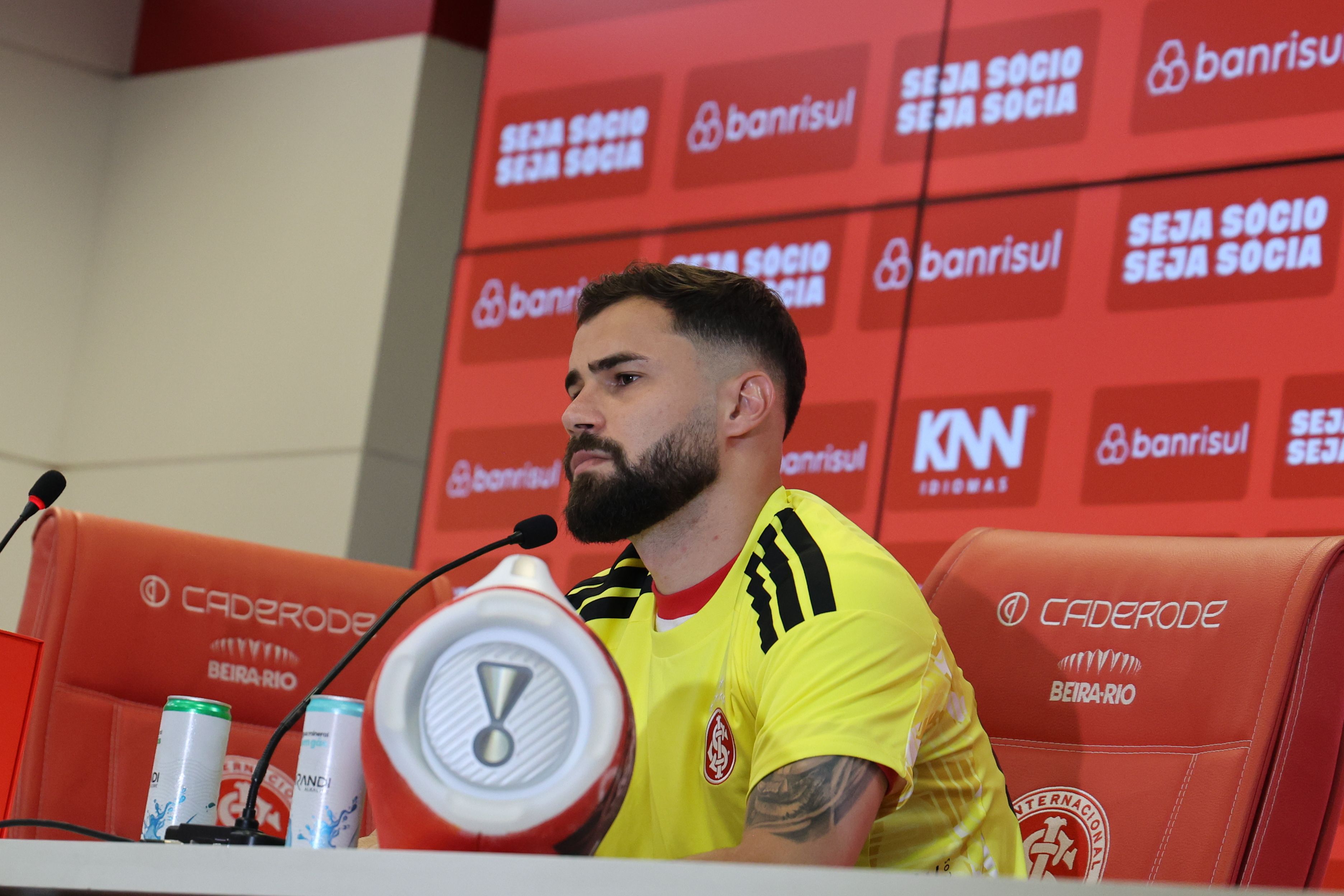 Matheus Cunha é apresentado oficialmente pelo Inter