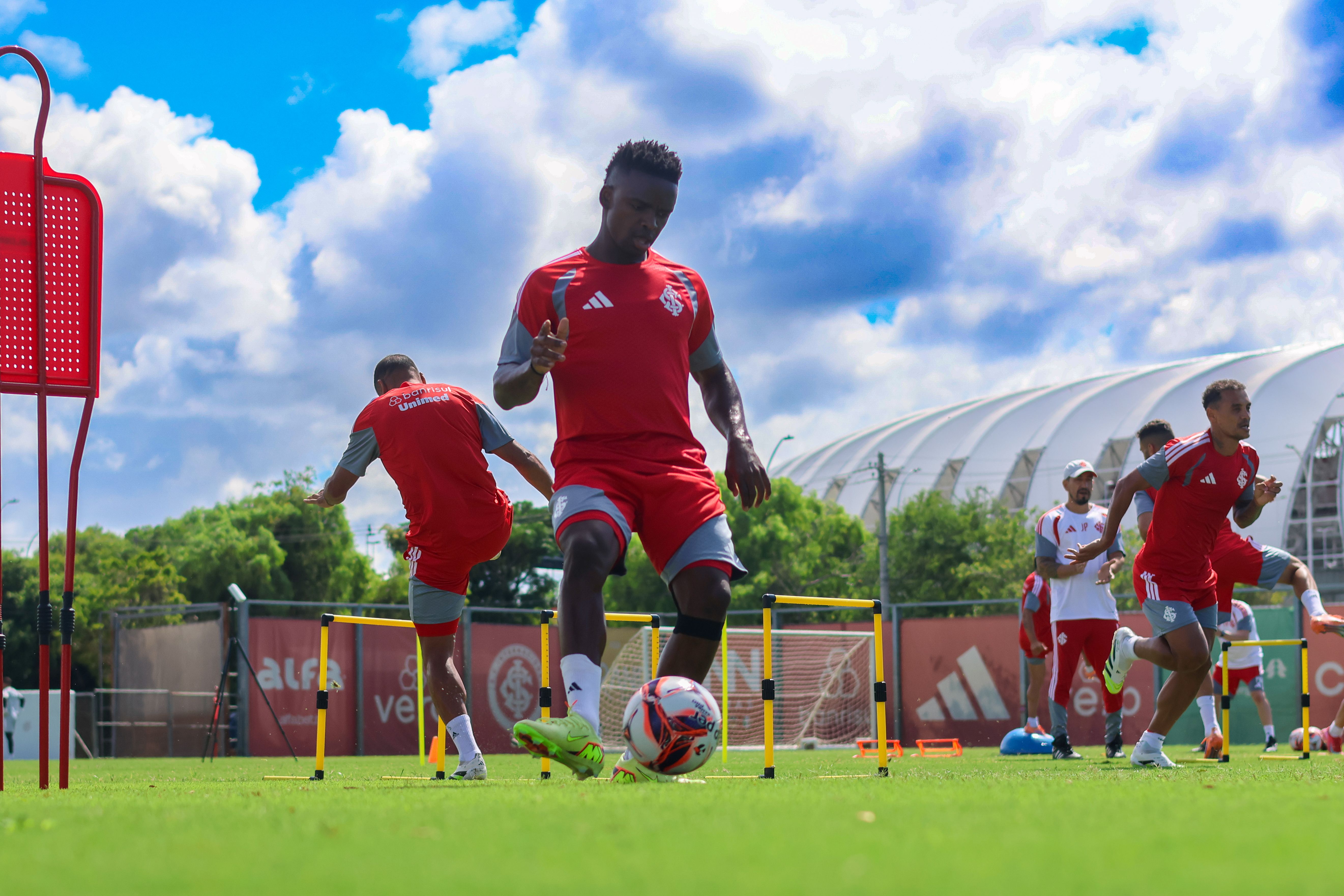 Semana abre com dois turnos de trabalho