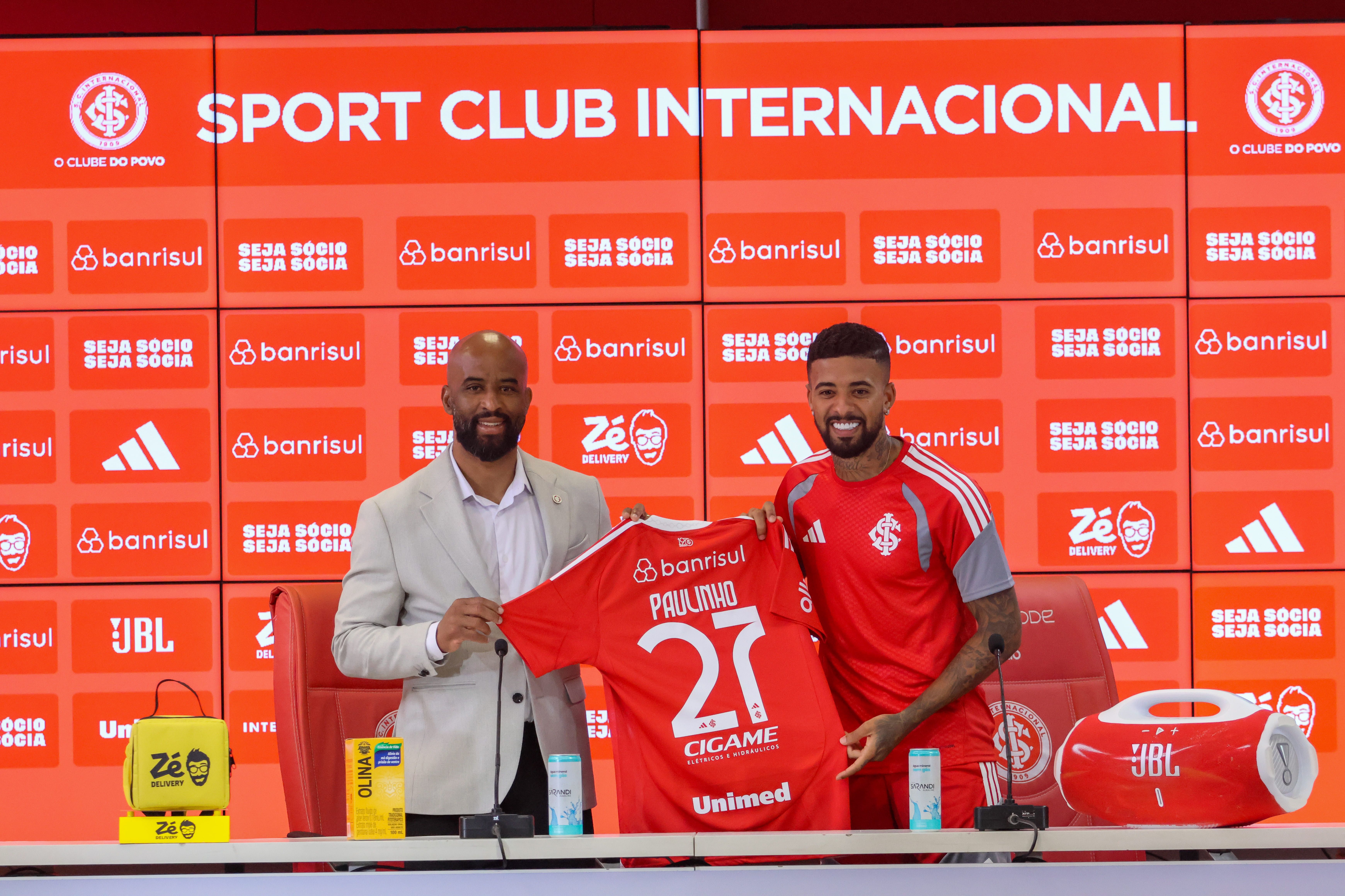 Paulinho é apresentado oficialmente no Beira-Rio