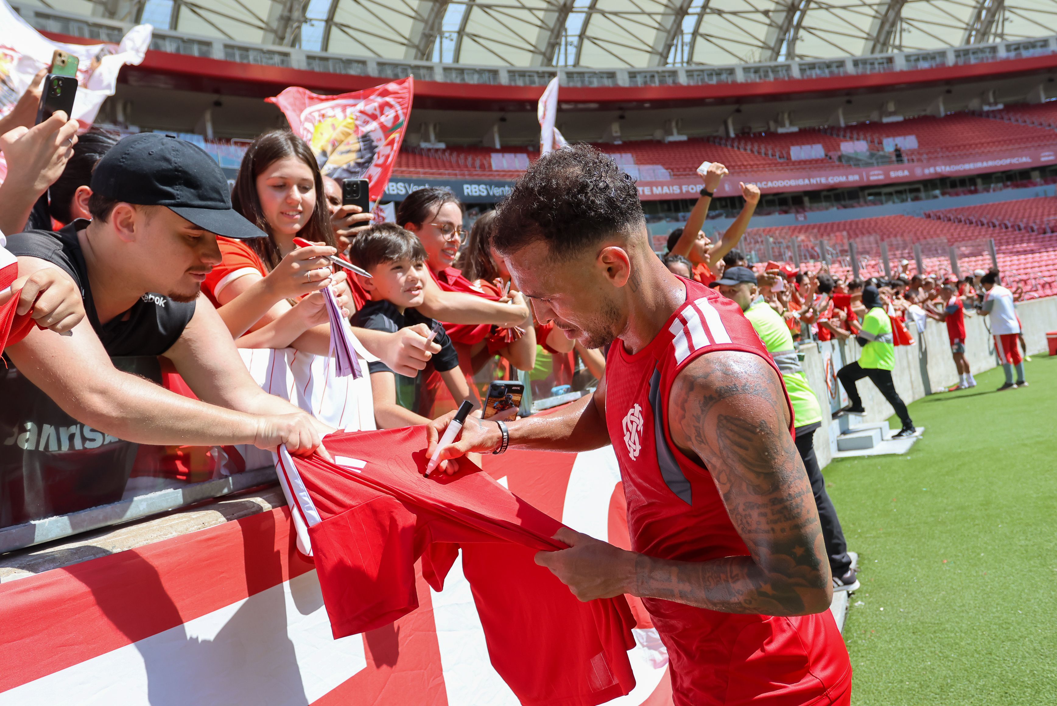 Equipe treina no Beira-Rio com presença da torcida