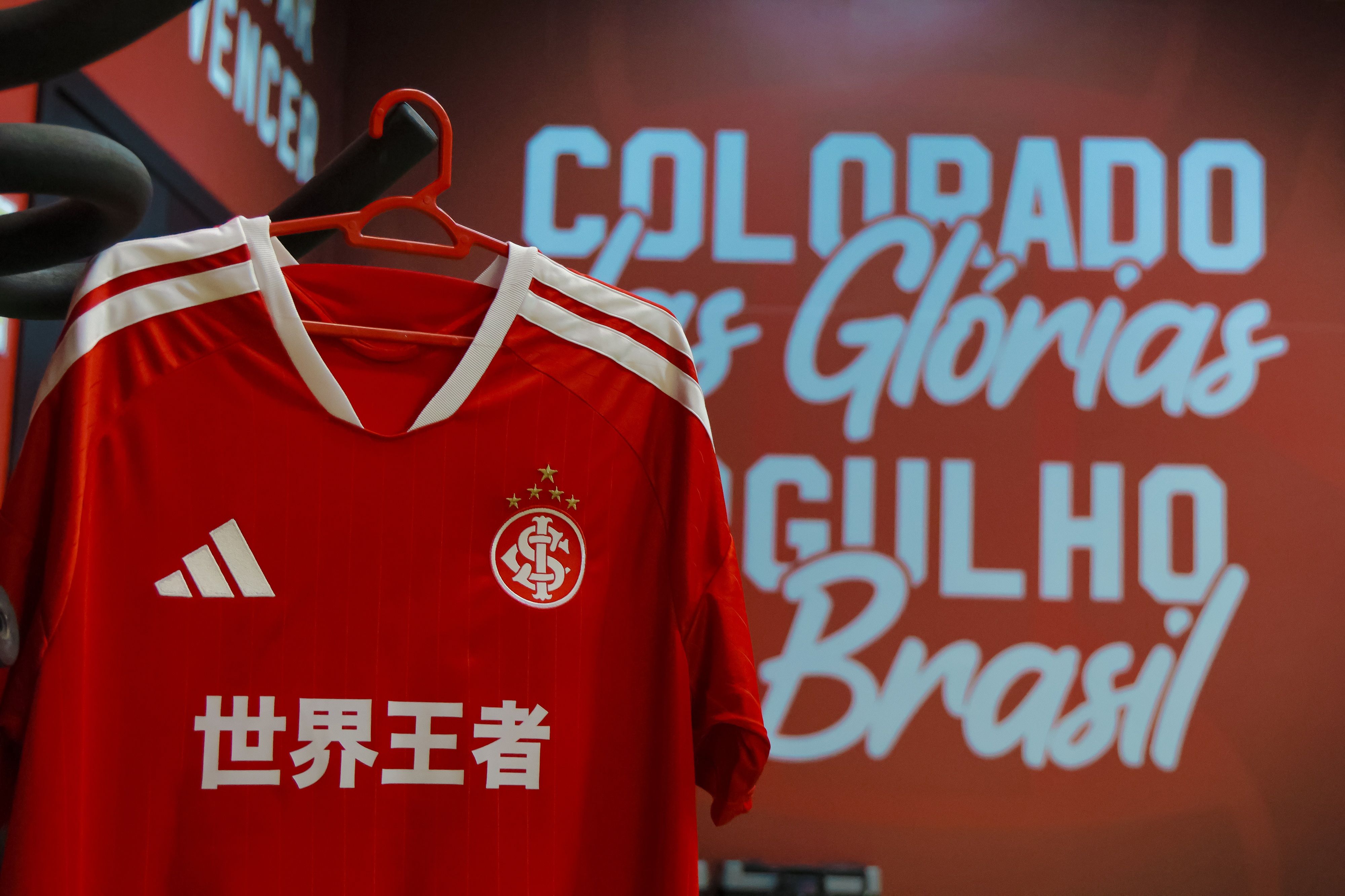 Uniforme colorado no Gre-Nal carrega patch alusivo ao lançamento da nova camisa II do Inter