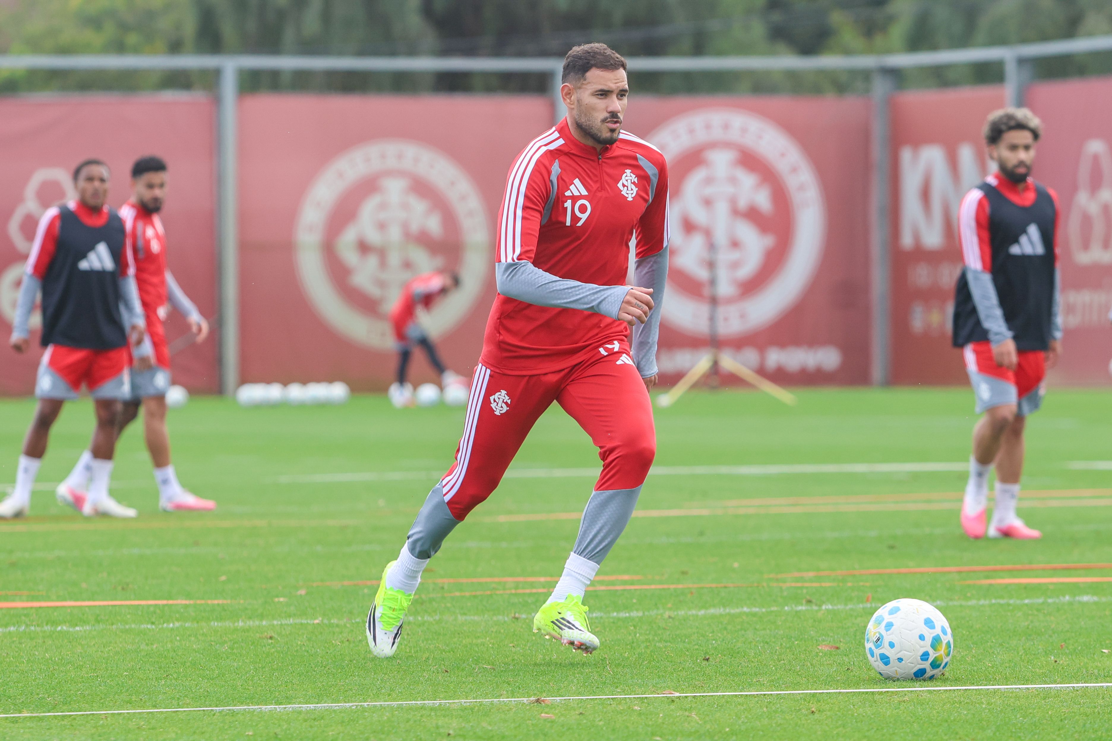 Inter inicia preparação para Gre-Nal decisivo na Copa do Brasil