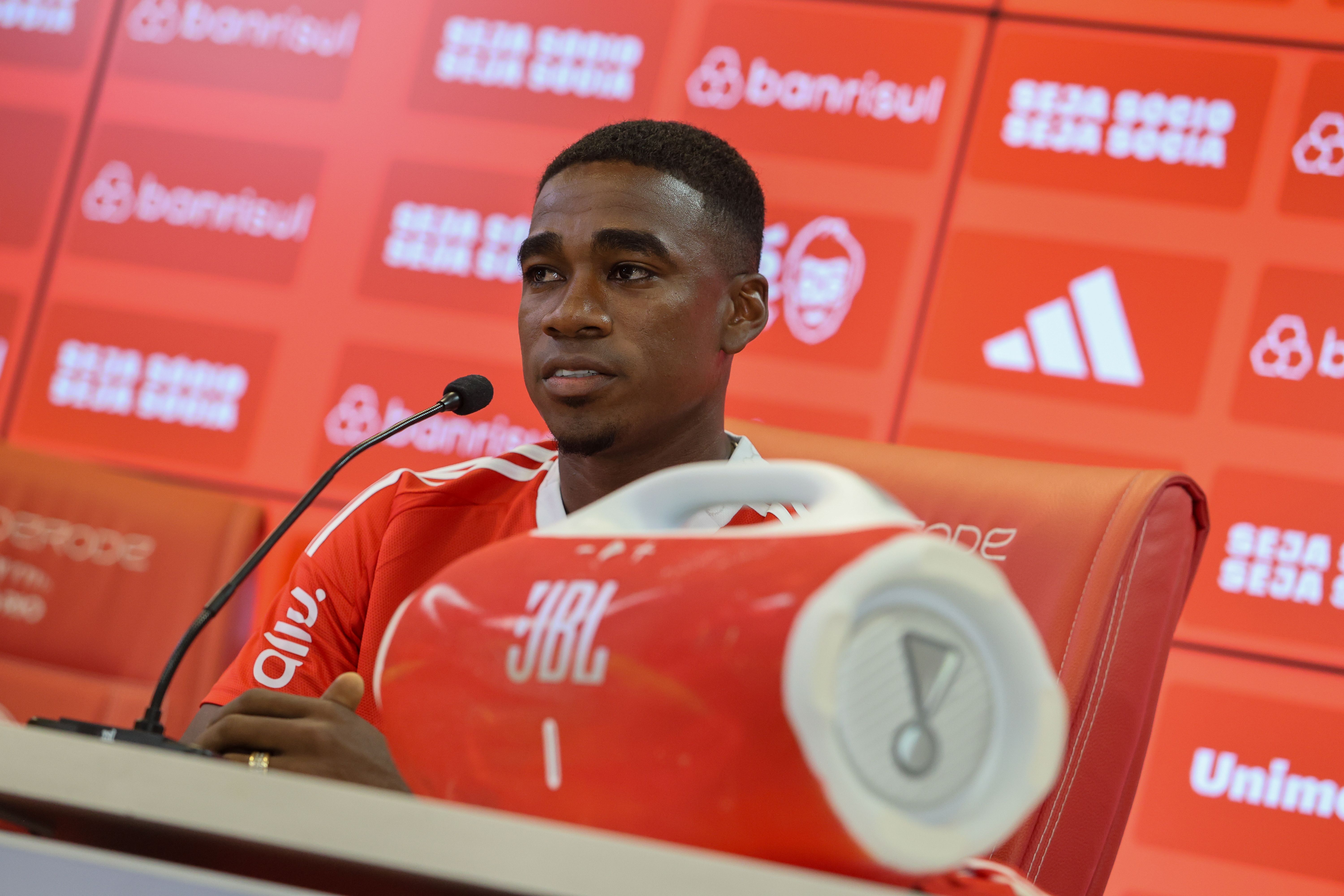 Inter apresenta o zagueiro Félix Torres