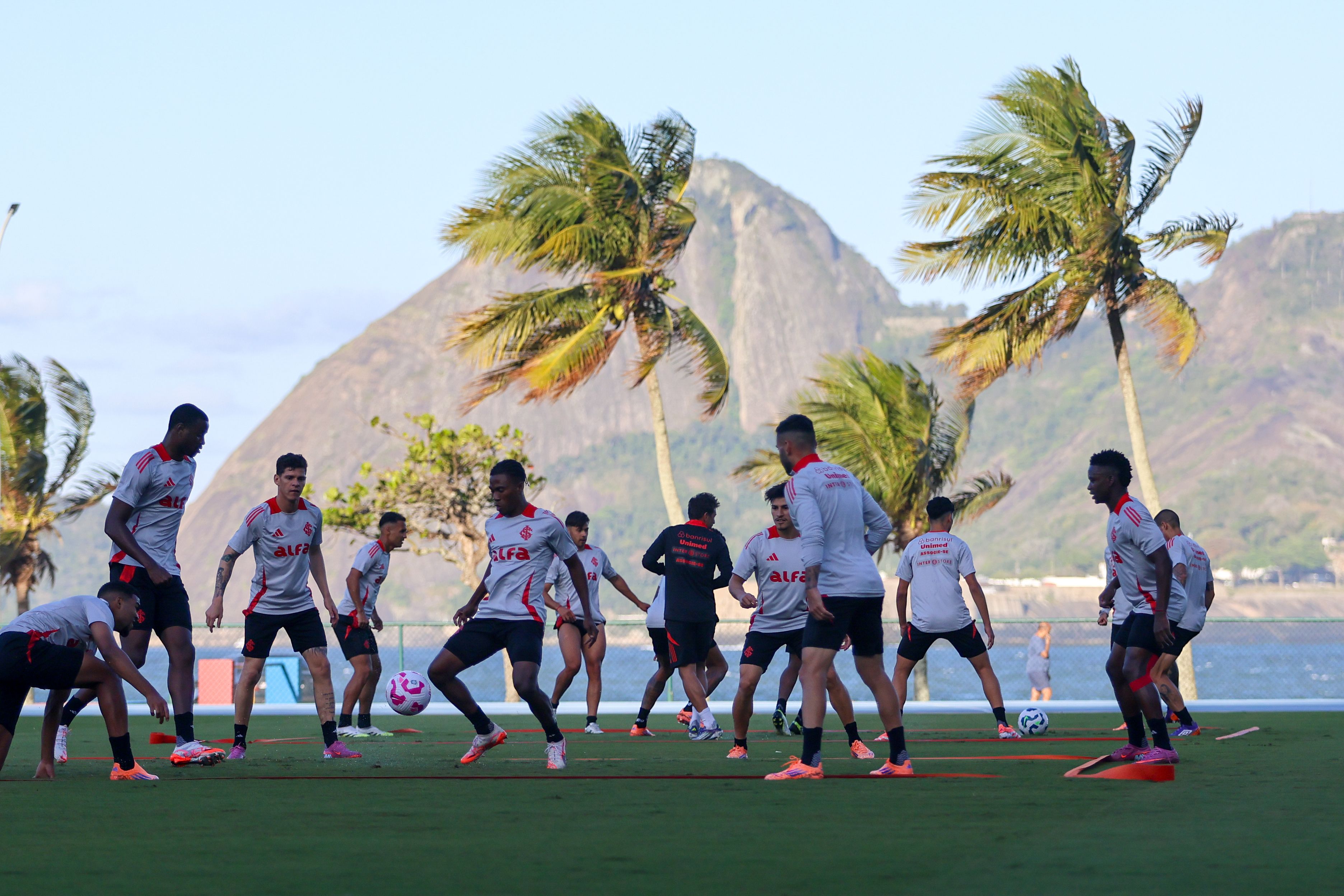 Equipe treina no Rio para duelo do Brasileirão