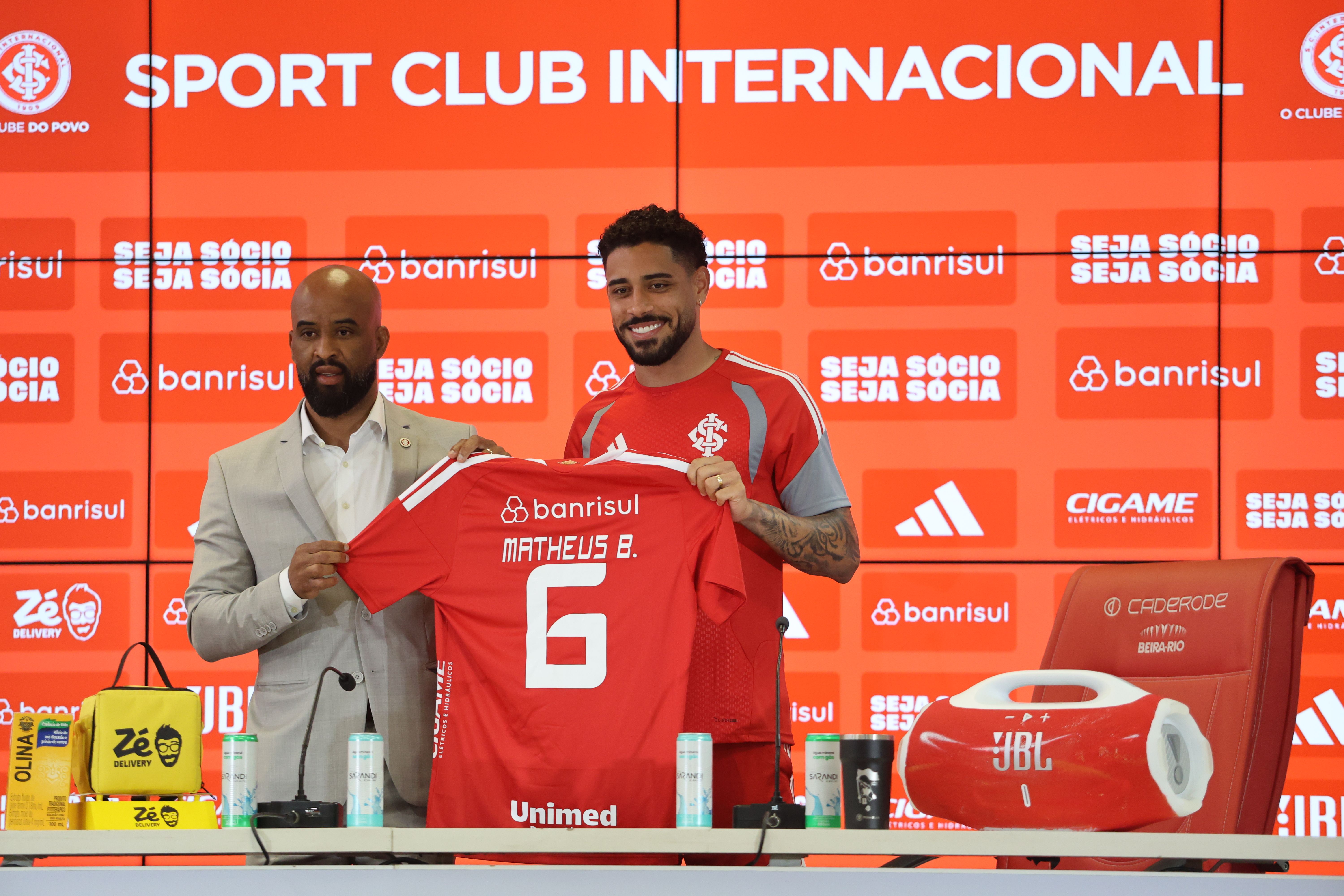 Matheus Bahia é oficialmente apresentado pelo Clube do Povo