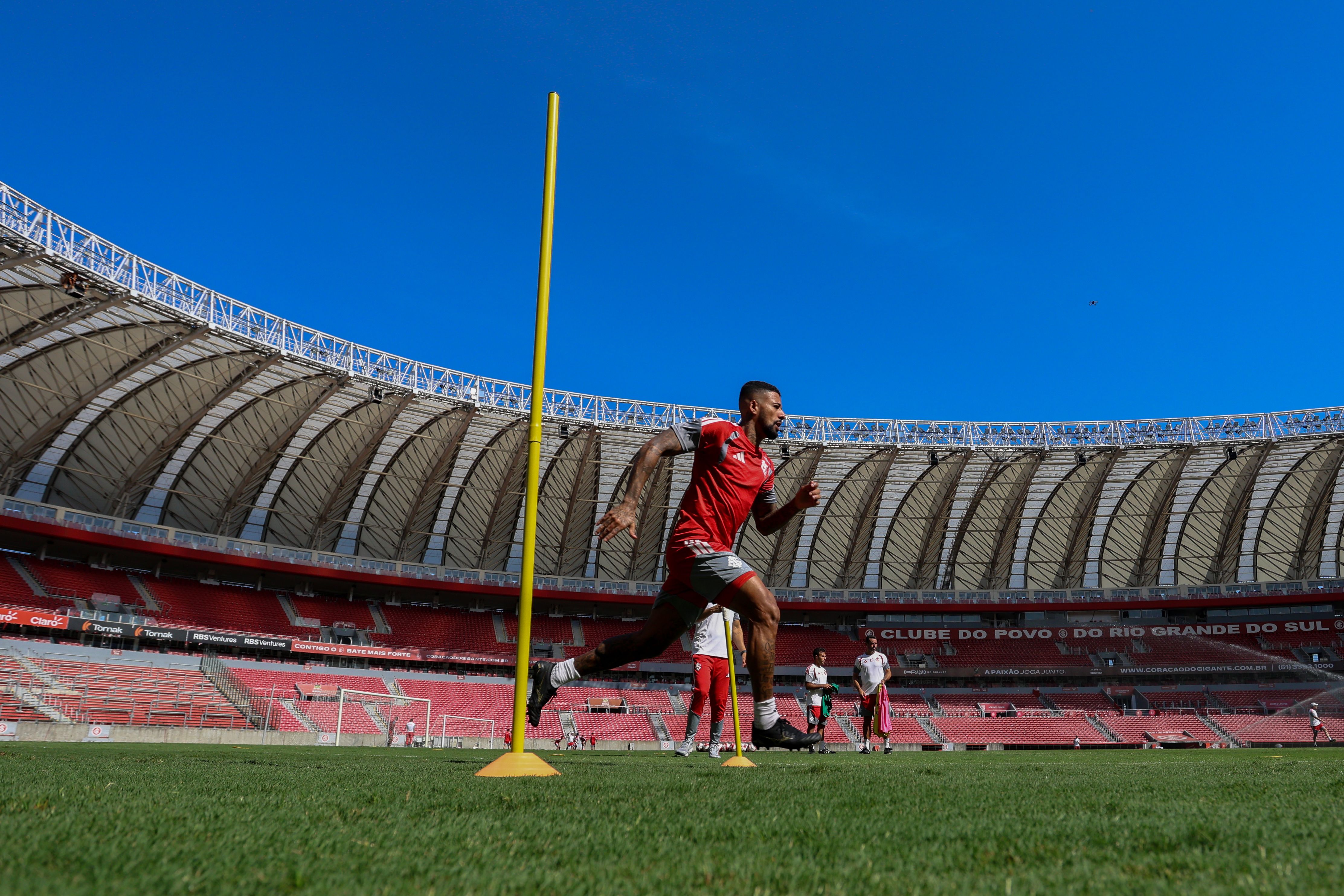 No Beira-Rio, equipe treina para o clássico