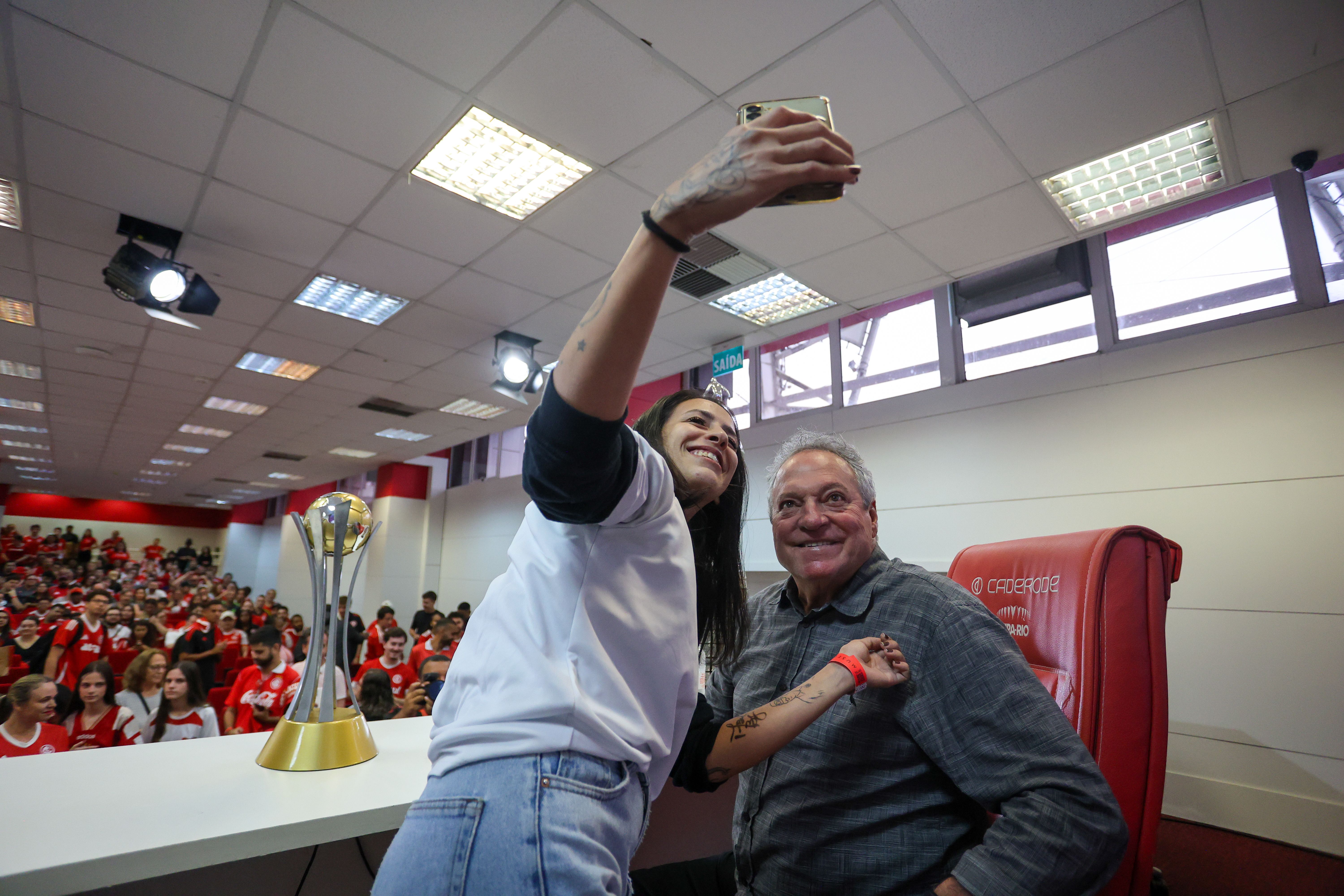 Sessão de autógrafos com Abel Braga lota a sala de coletivas do Beira-Rio