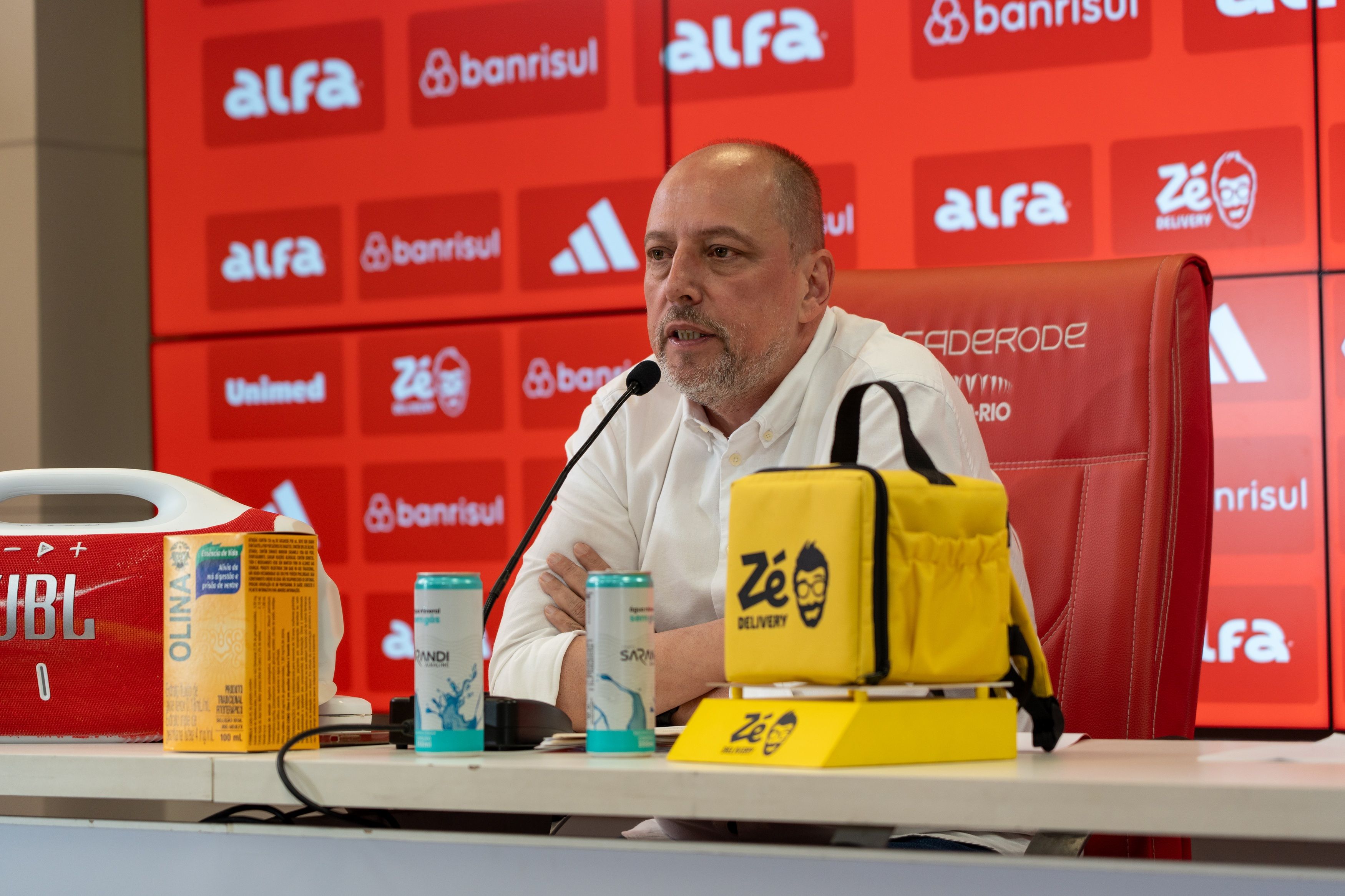 Alessandro Barcellos concede entrevista coletiva na Sala de Imprensa do Beira-Rio