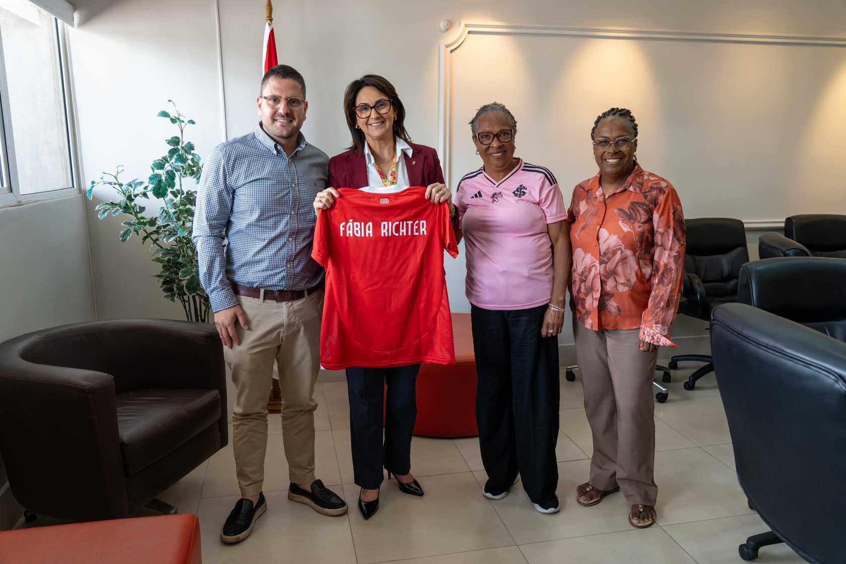 Reunião sela parceria entre Inter e Secretaria Estadual da Mulher   