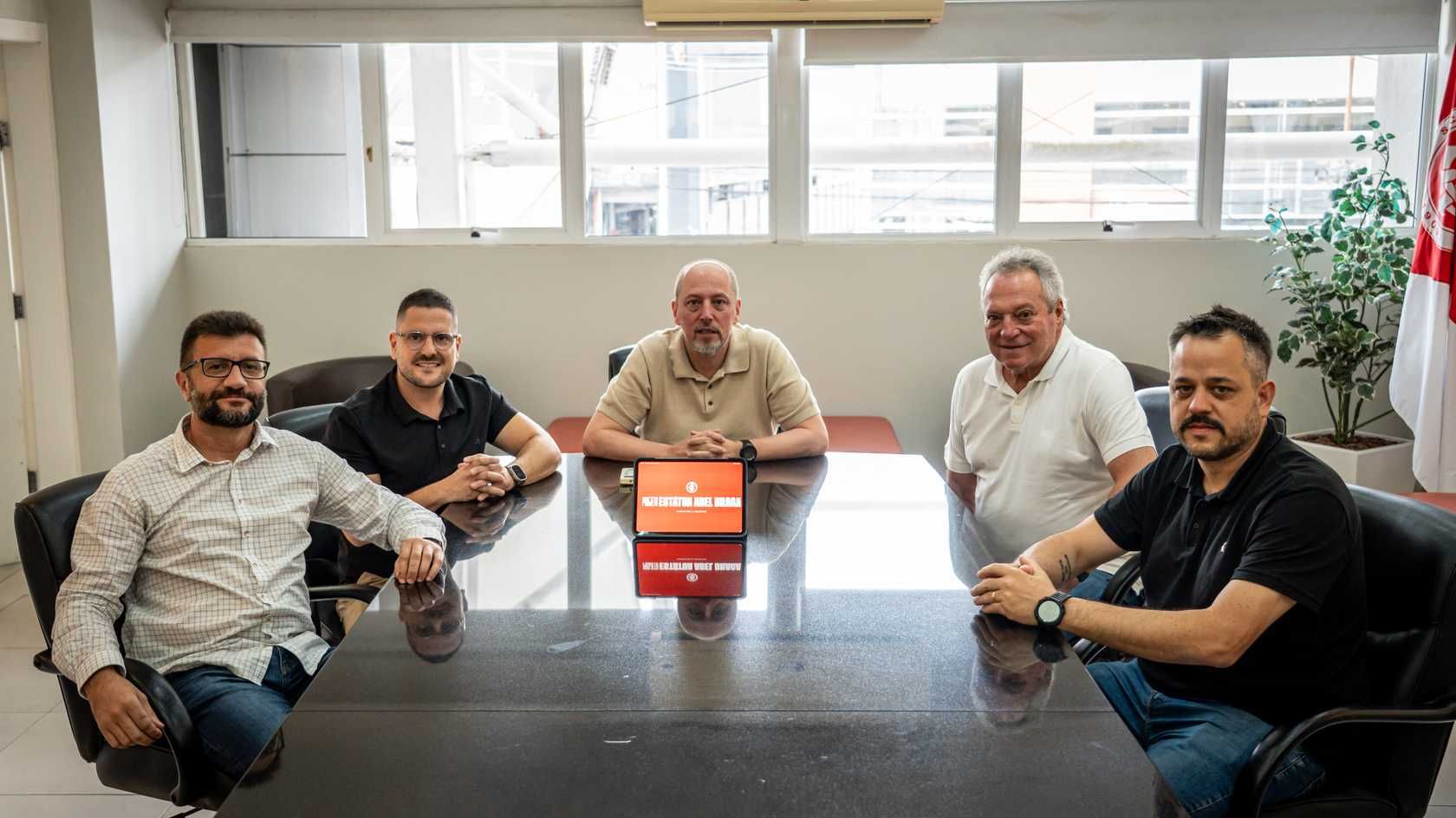 Inter apresenta a Abel Braga o projeto de construção da estátua em sua homenagem