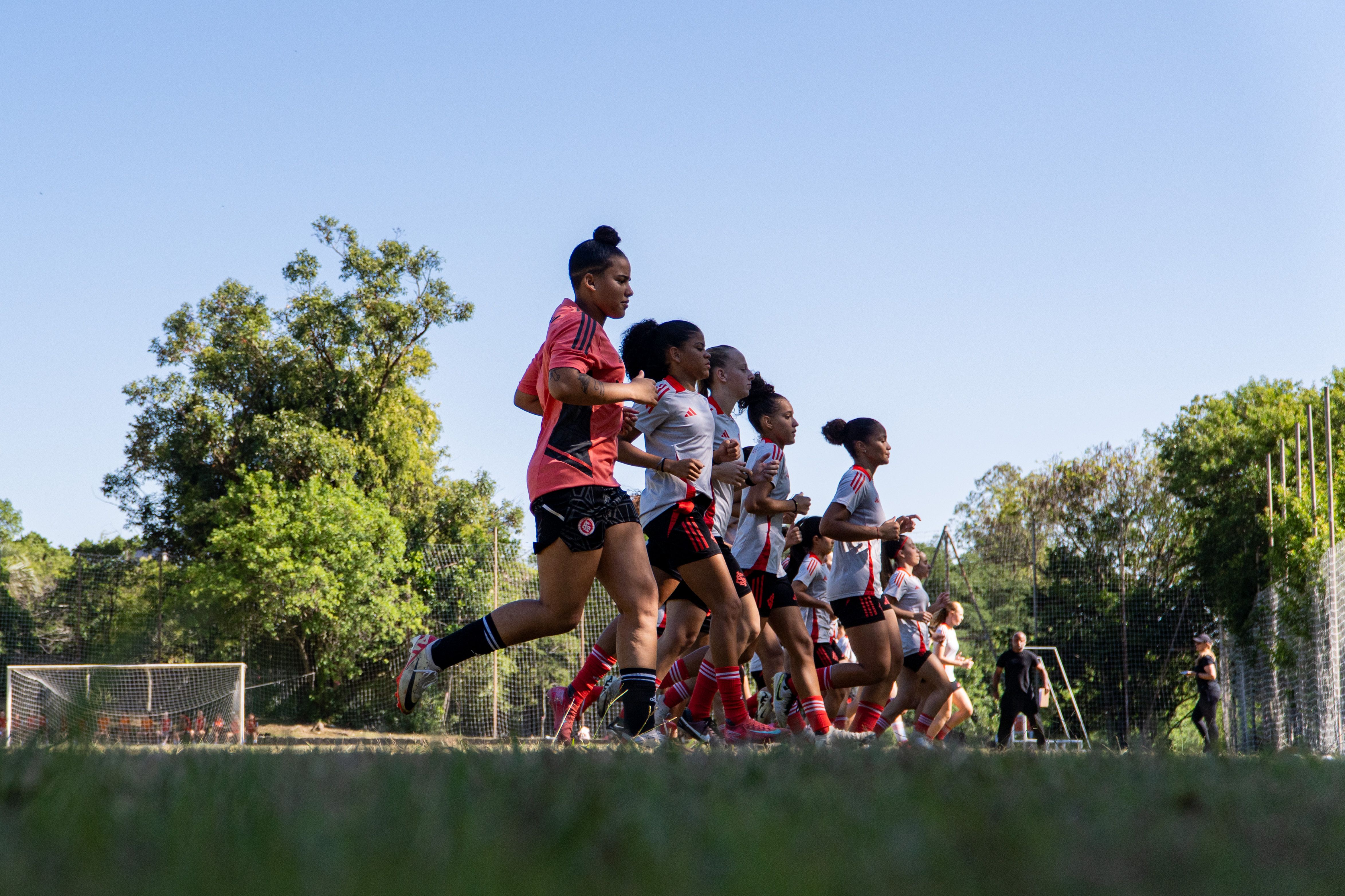 Categorias de base das Gurias Coloradas realizam testes físicos e fisioterapêuticos