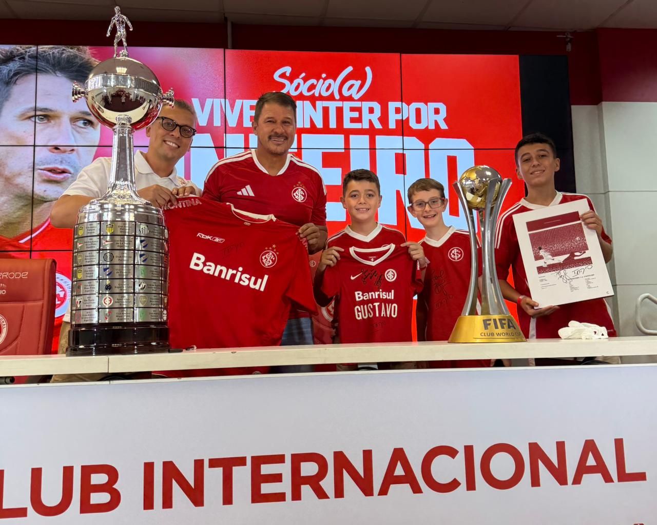 Museu do Inter realiza sessão de autógrafos com Índio para quase 200 colorados no Beira-Rio