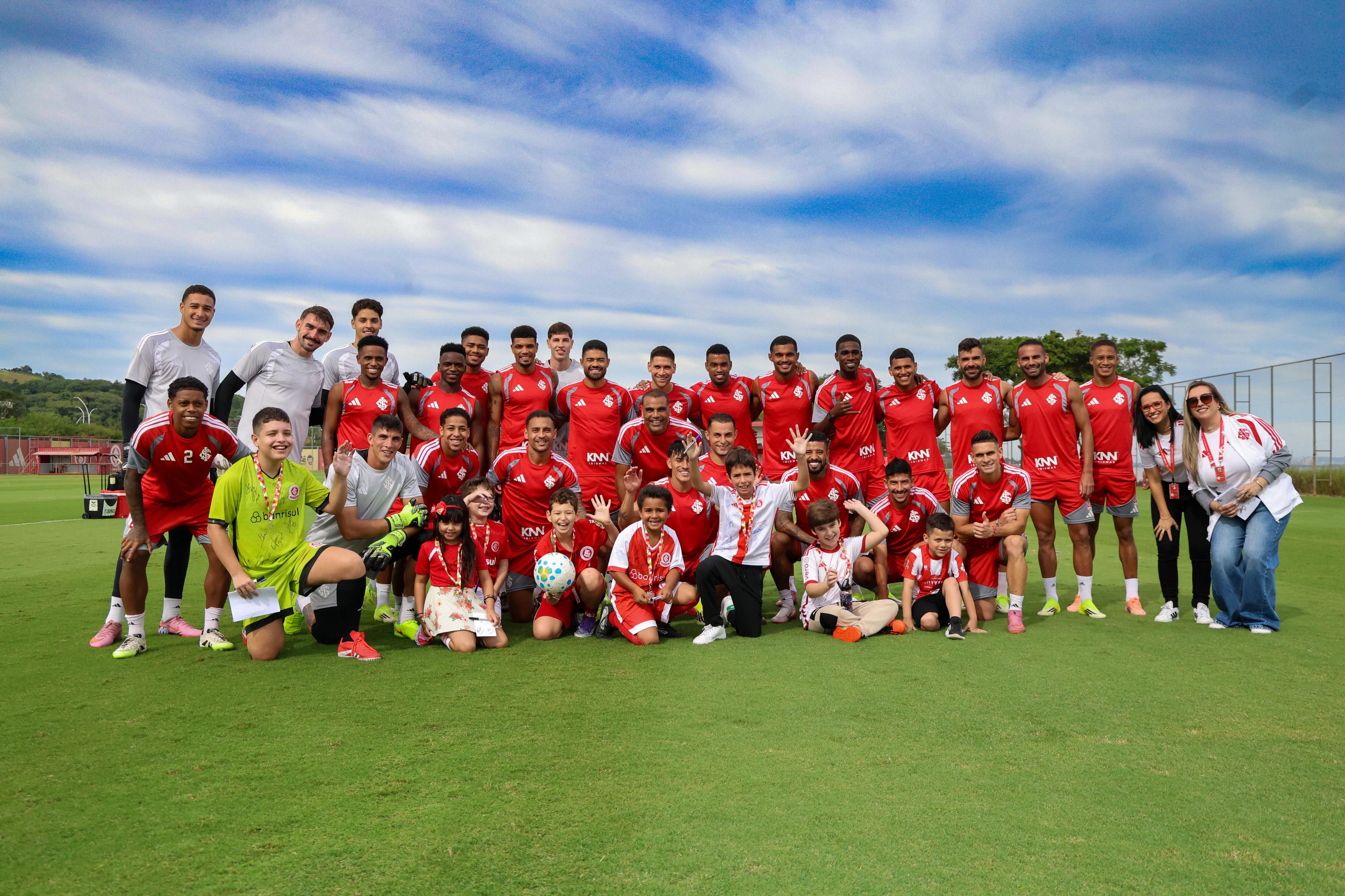 Crianças autistas visitam elenco do Inter em alusão ao Mês da Conscientização do Autismo