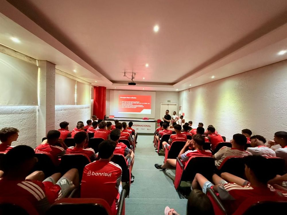 Celeiro de Ases promove palestra educativa para a Sub-17 no CT Alvorada