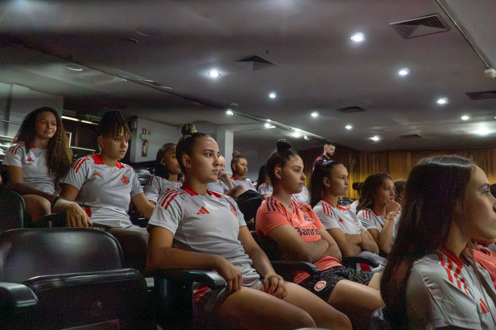 Categorias de base das Gurias Coloradas se reapresentaram nesta terça-feira