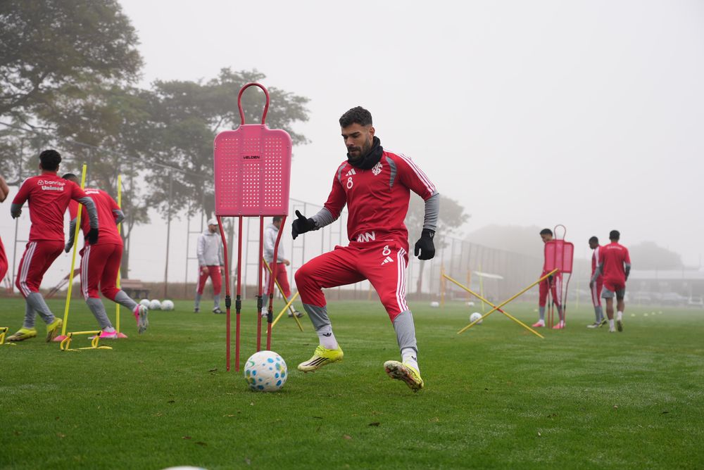 Equipe trabalha sob a neblina do inverno gaúcho