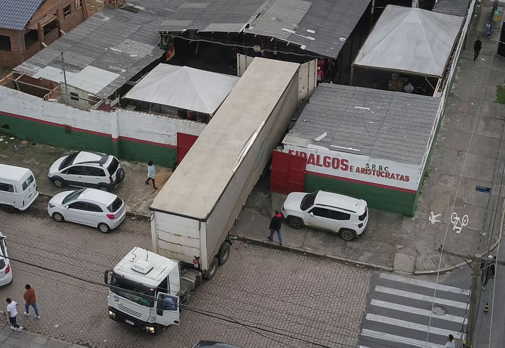Cestas básicas adquiridas em parceria com o Instituto Galo são distribuídas pelo...