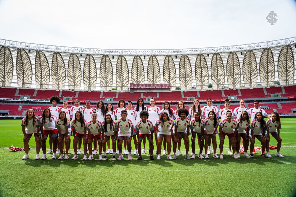 Gurias Coloradas visitam o Beira-Rio e o Museu do Inter