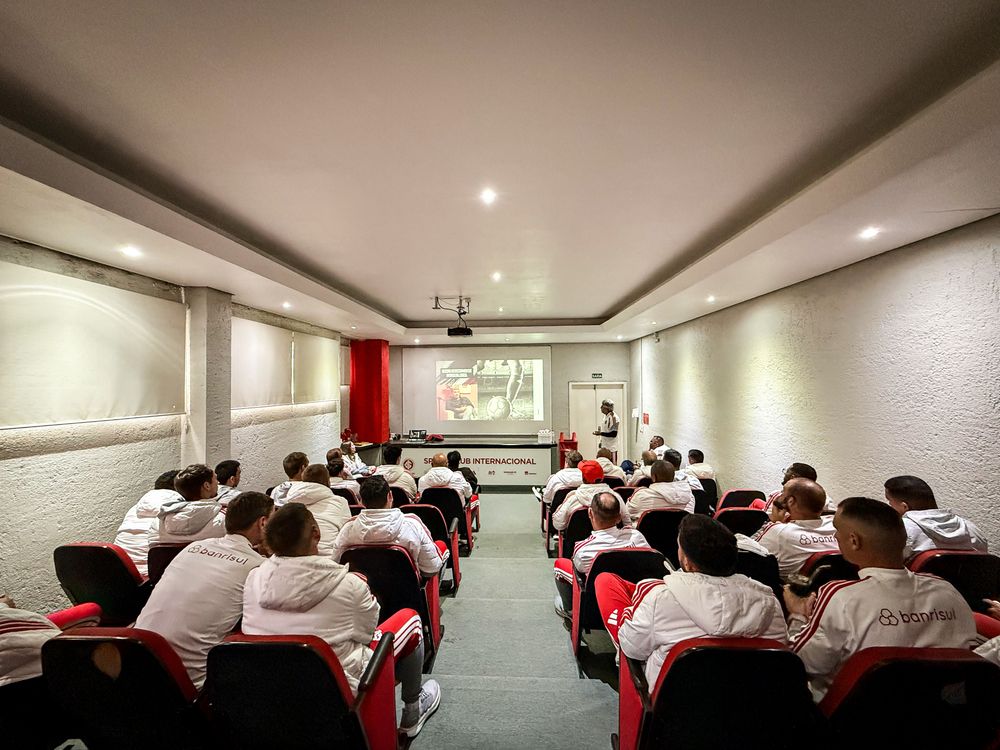 Base promove palestra sobre desenvolvimento de atletas com Élio Carravetta