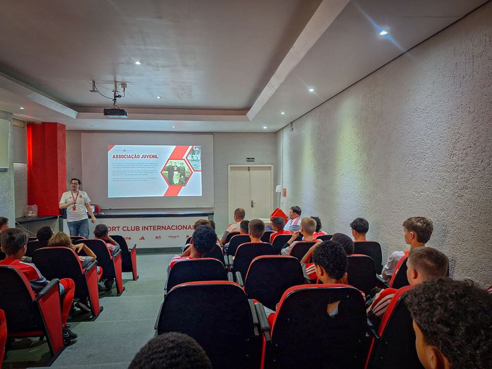 Atletas do Celeiro participam de palestra do Museu sobre a história do Inter