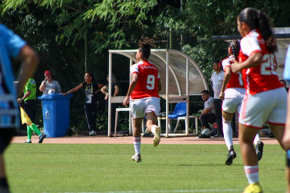 Sub-17 das Gurias Coloradas encerra primeira fase na liderança do Campeonato Gaú...