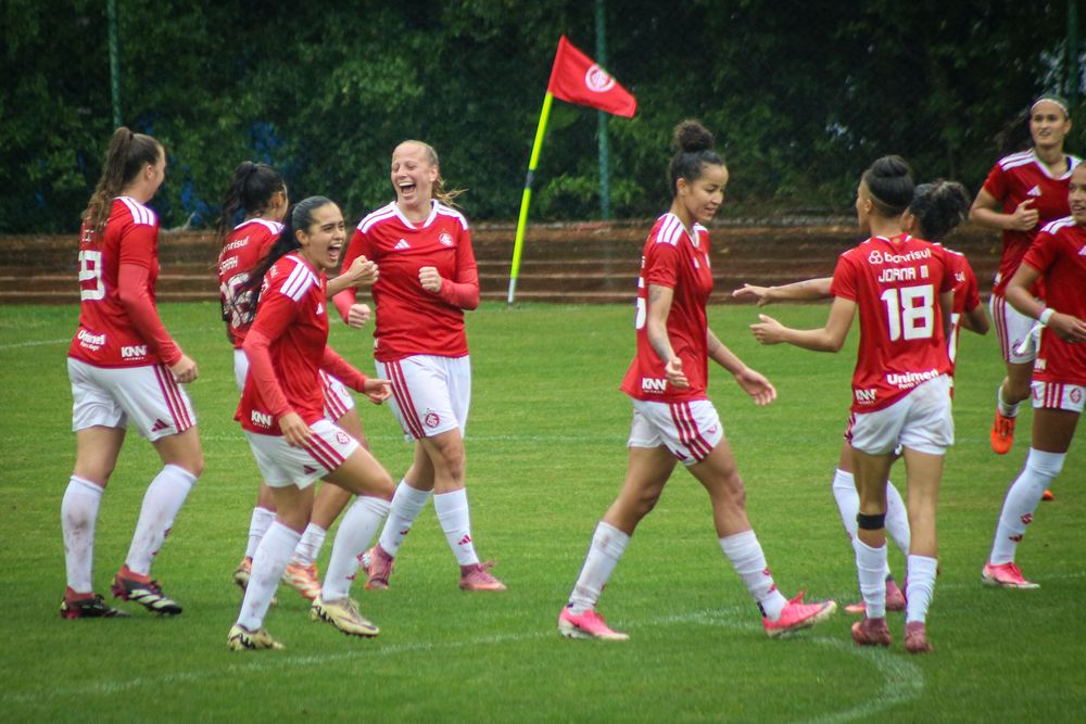 Gurias goleiam e avançam para as semifinais do Gauchão