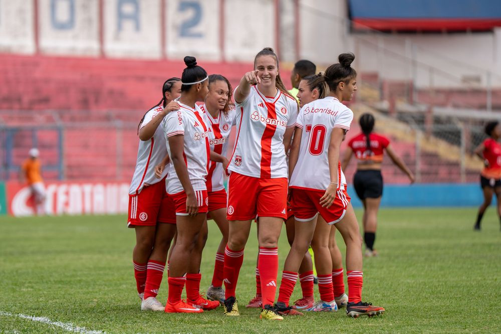 Gurias goleiam na estreia da Copinha Feminina