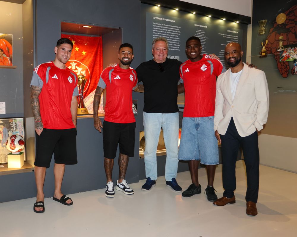 Reforços colorados visitam o Museu do Inter na companhia de Abel Braga e Fabinho