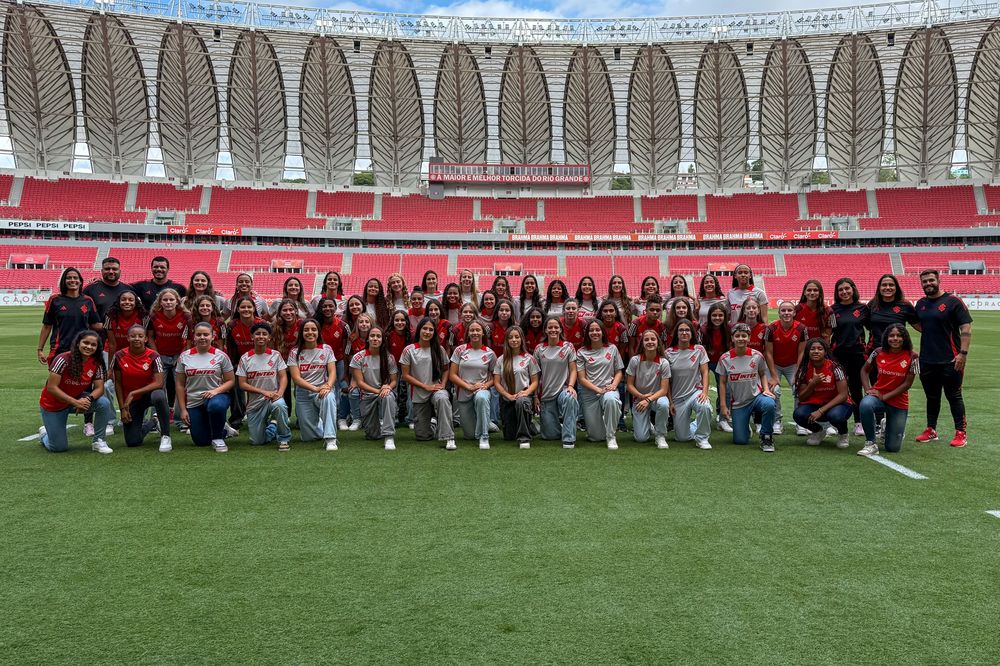 Categorias de base das Gurias Coloradas visitam o Museu do Inter e o Beira-Rio p...