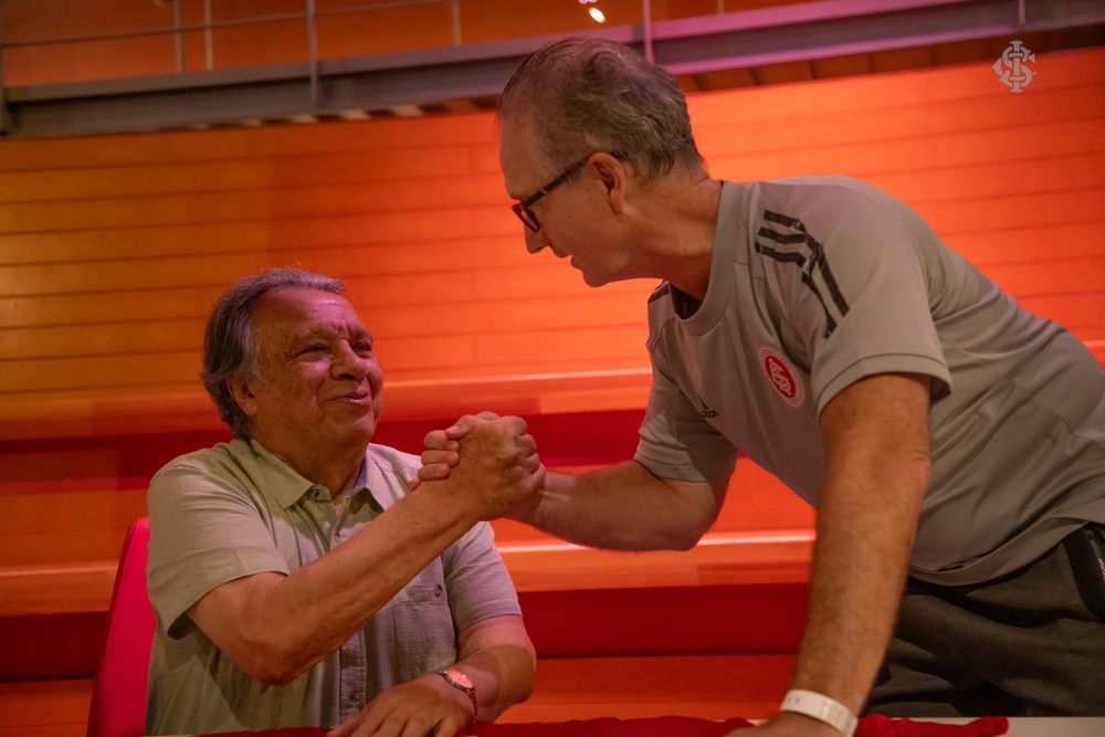 Don Elias Figueroa participa de sessão de autógrafos no Museu do Inter
