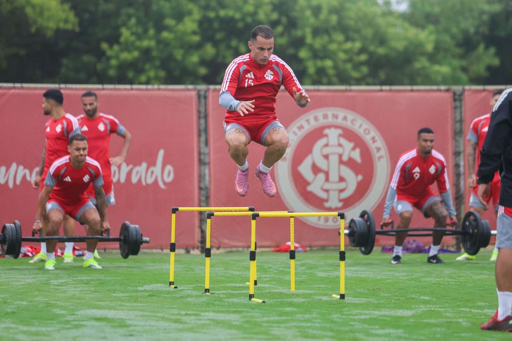 Sob chuva, equipe trabalha forte no CT