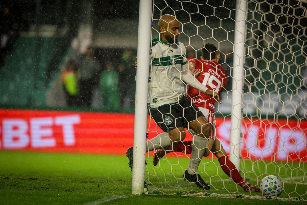 Inter busca empate nos acréscimos e soma ponto importante no Paraná